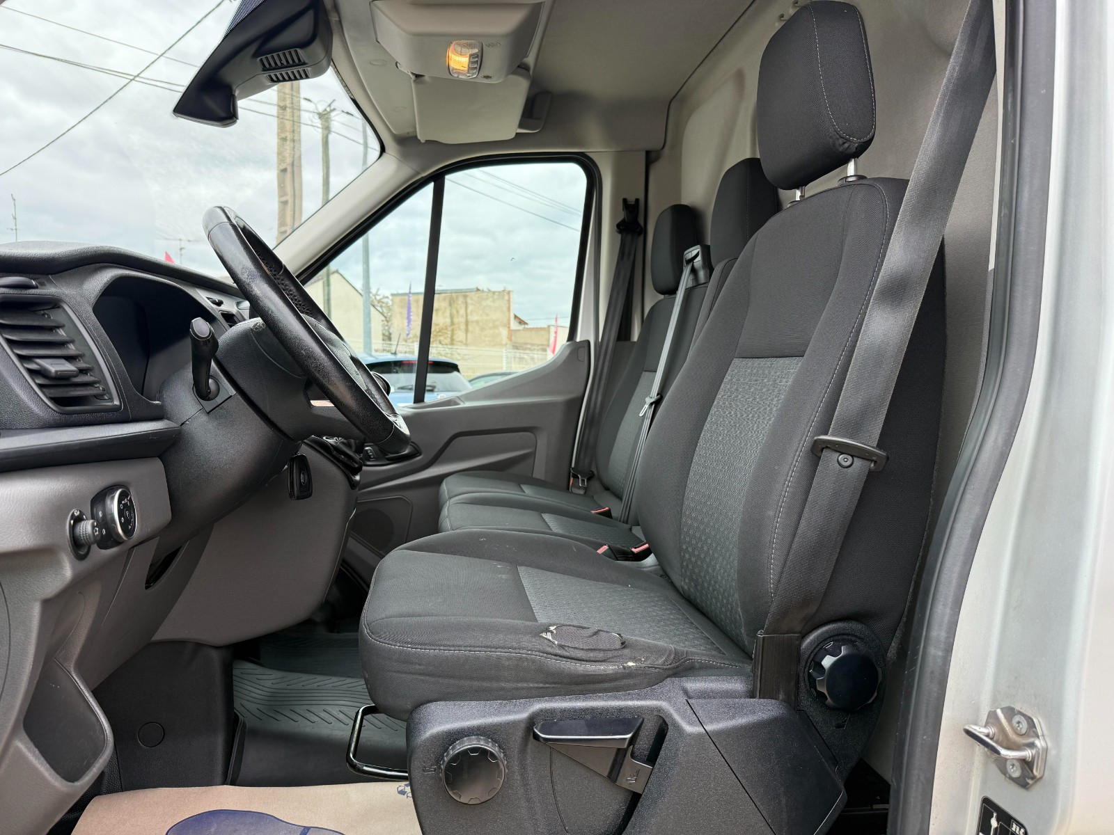 FORD TRANSIT FOURGON - vue 1