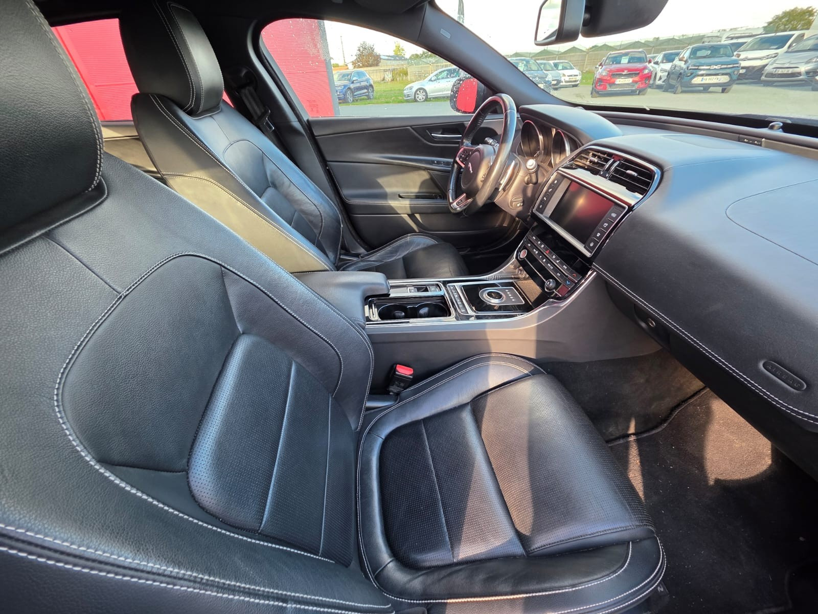 Jaguar XE R-Sport 2.0D 180ch -GARANTIE 12 MOIS — photo 12