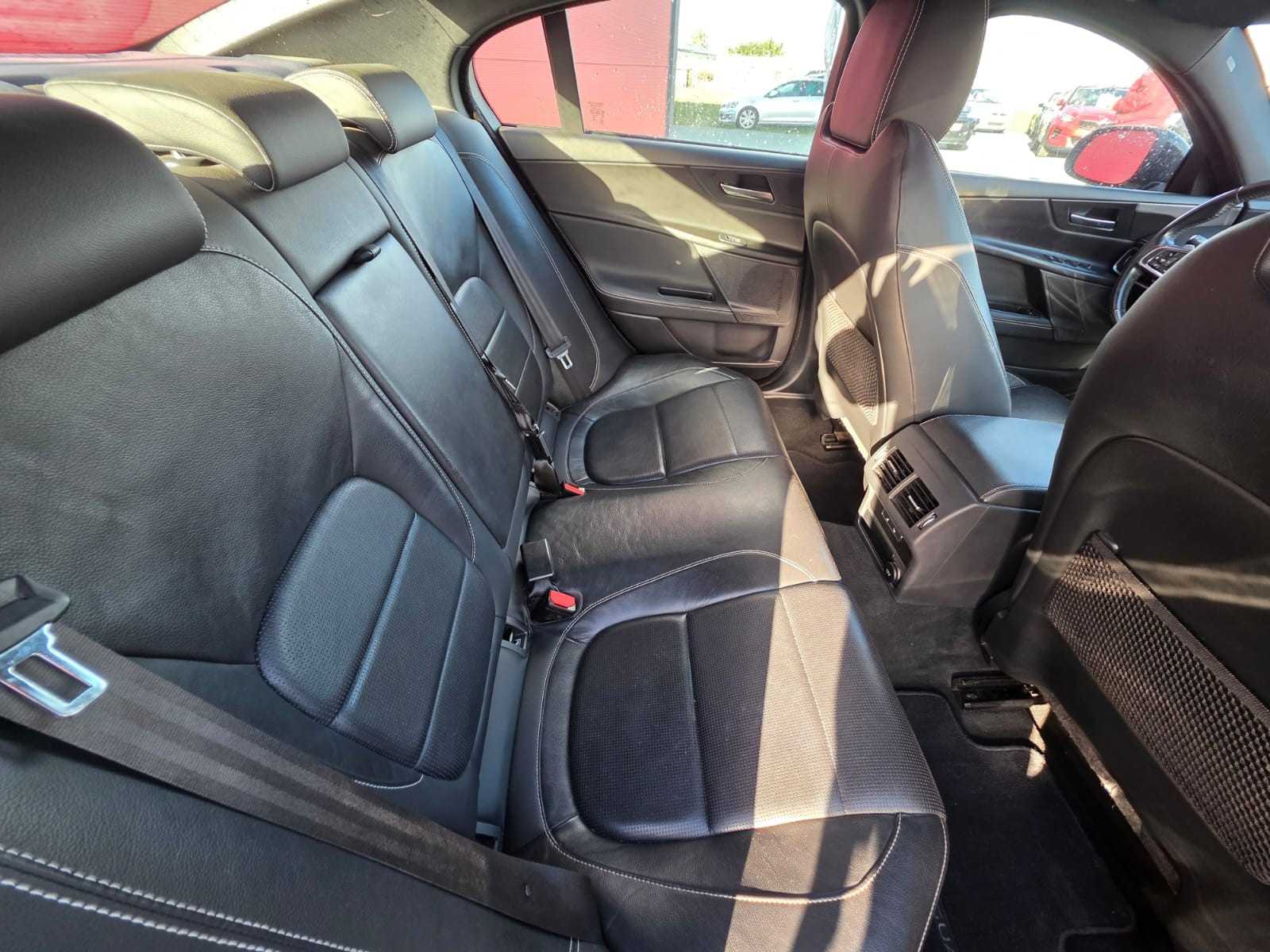Jaguar XE R-Sport 2.0D 180ch -GARANTIE 12 MOIS — photo 16