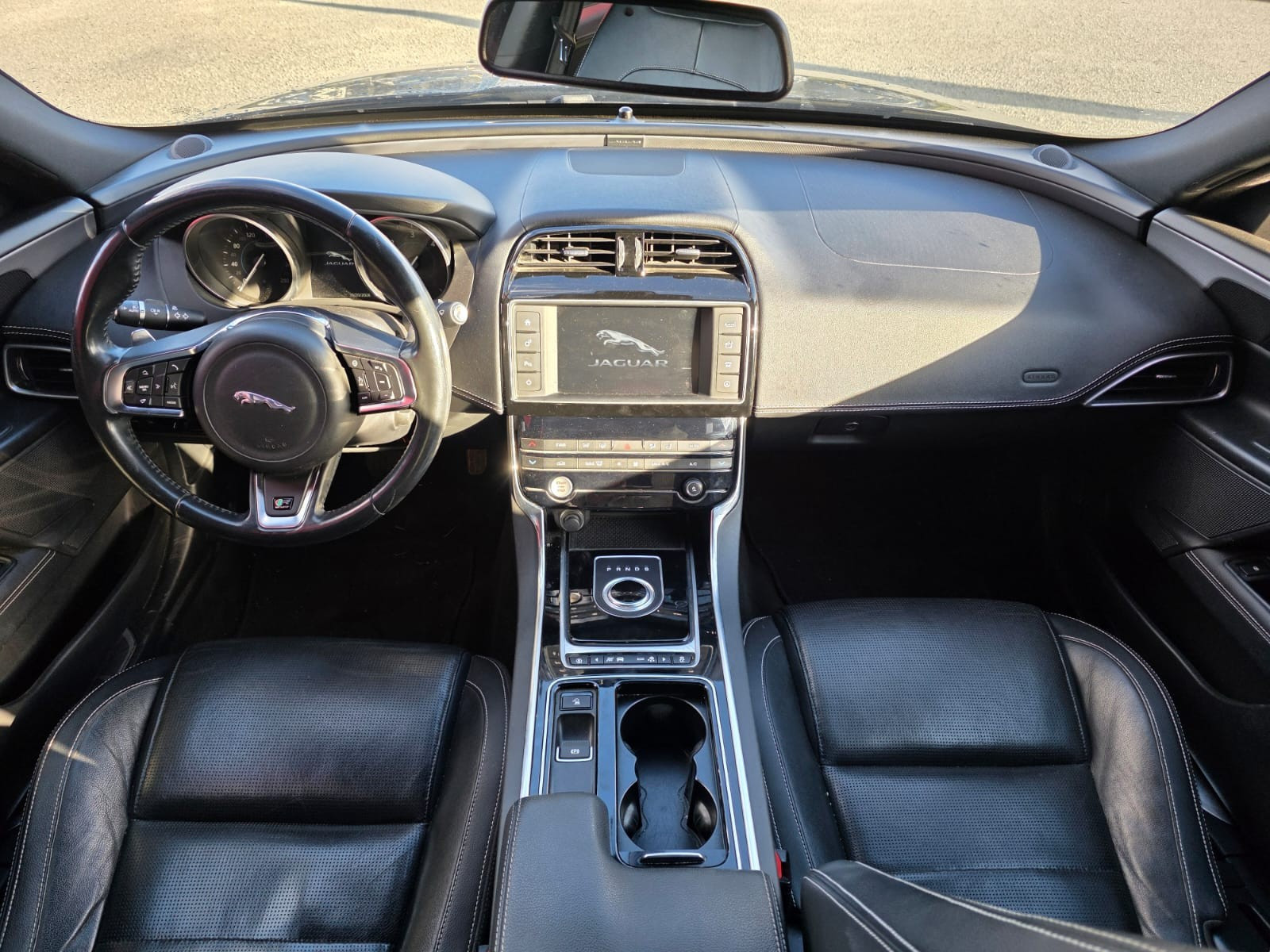 Jaguar XE R-Sport 2.0D 180ch -GARANTIE 12 MOIS — photo 17