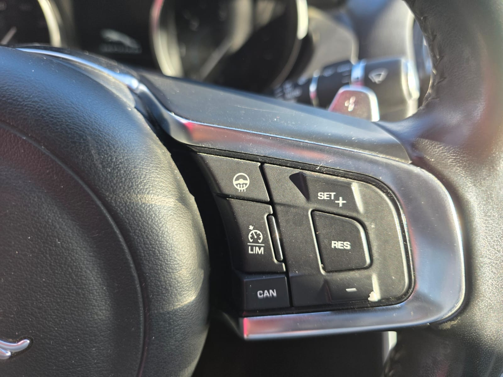 Jaguar XE R-Sport 2.0D 180ch -GARANTIE 12 MOIS — photo 21