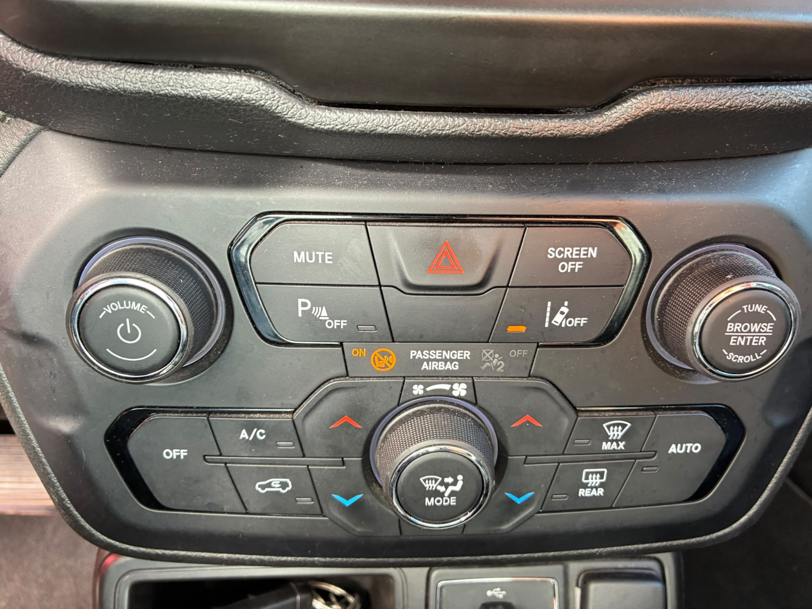 Jeep Renegade Limited FWD 1.6 CRD 120cv – GARANTIE 12 MOIS — photo 30