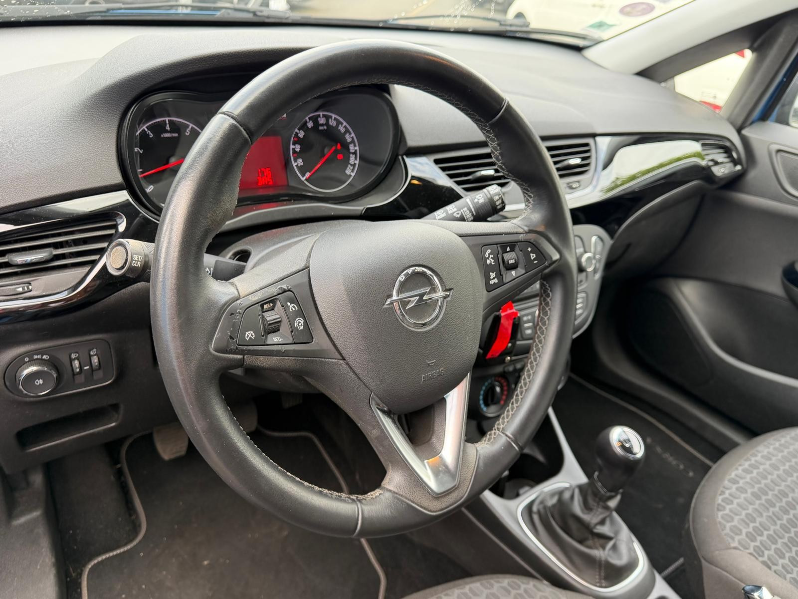 Opel CORSA E - vue 1