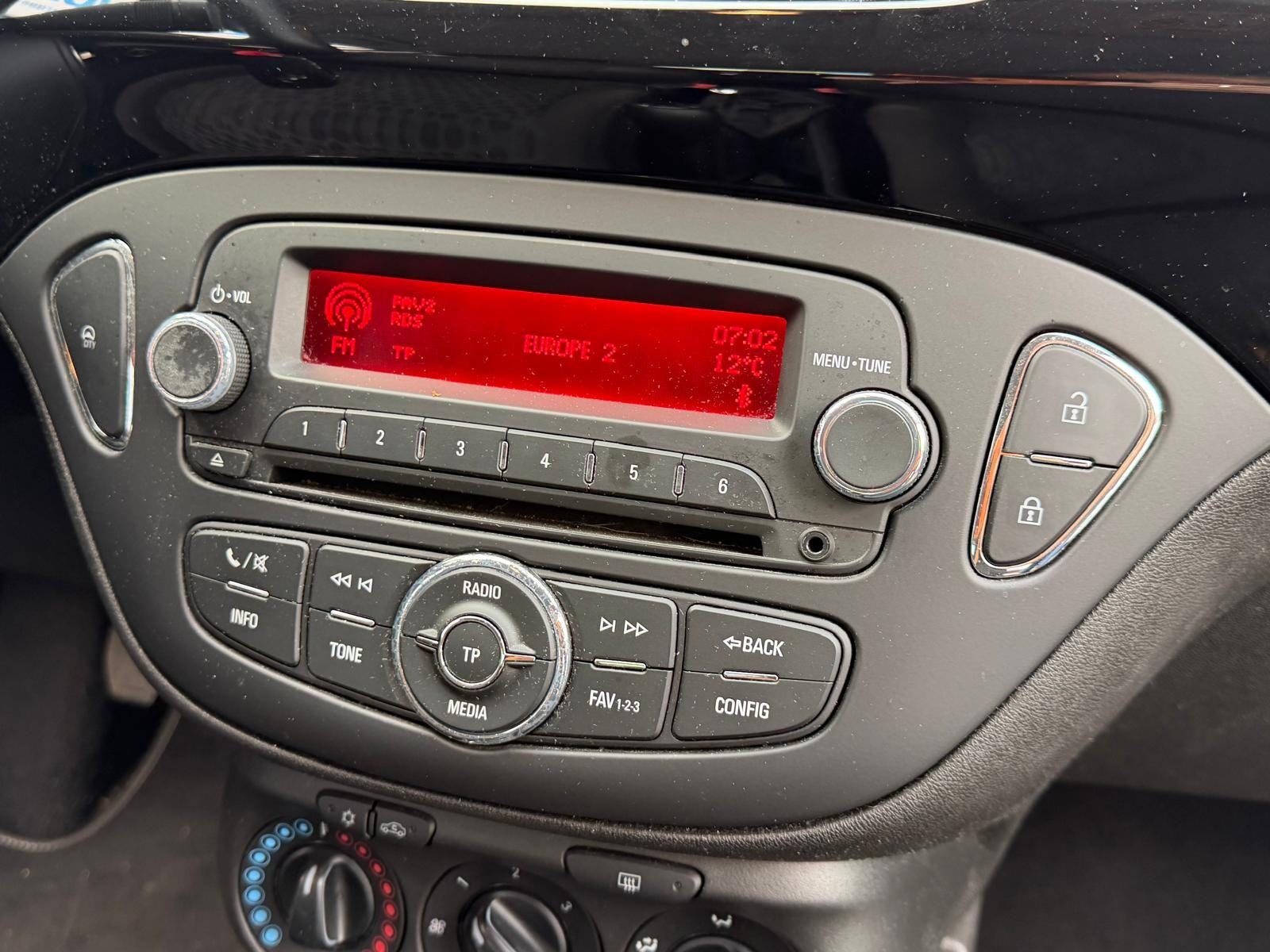Opel CORSA E - vue 1