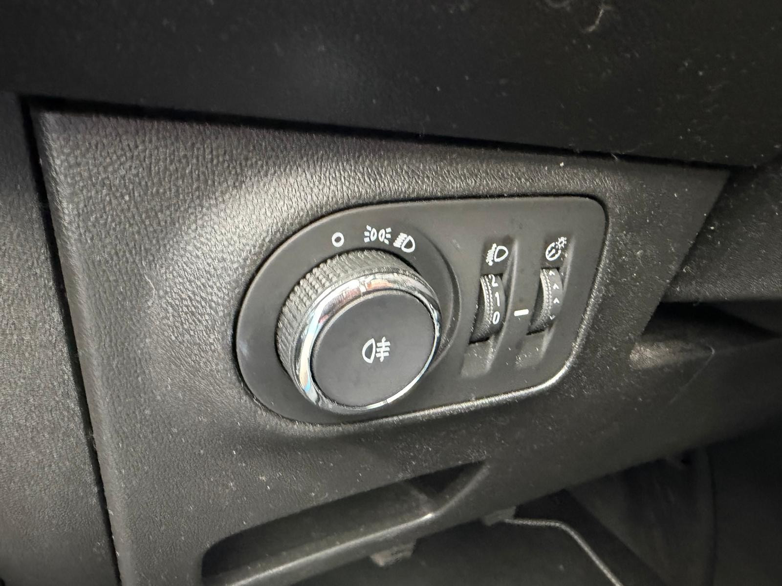 Opel CORSA E - vue 1