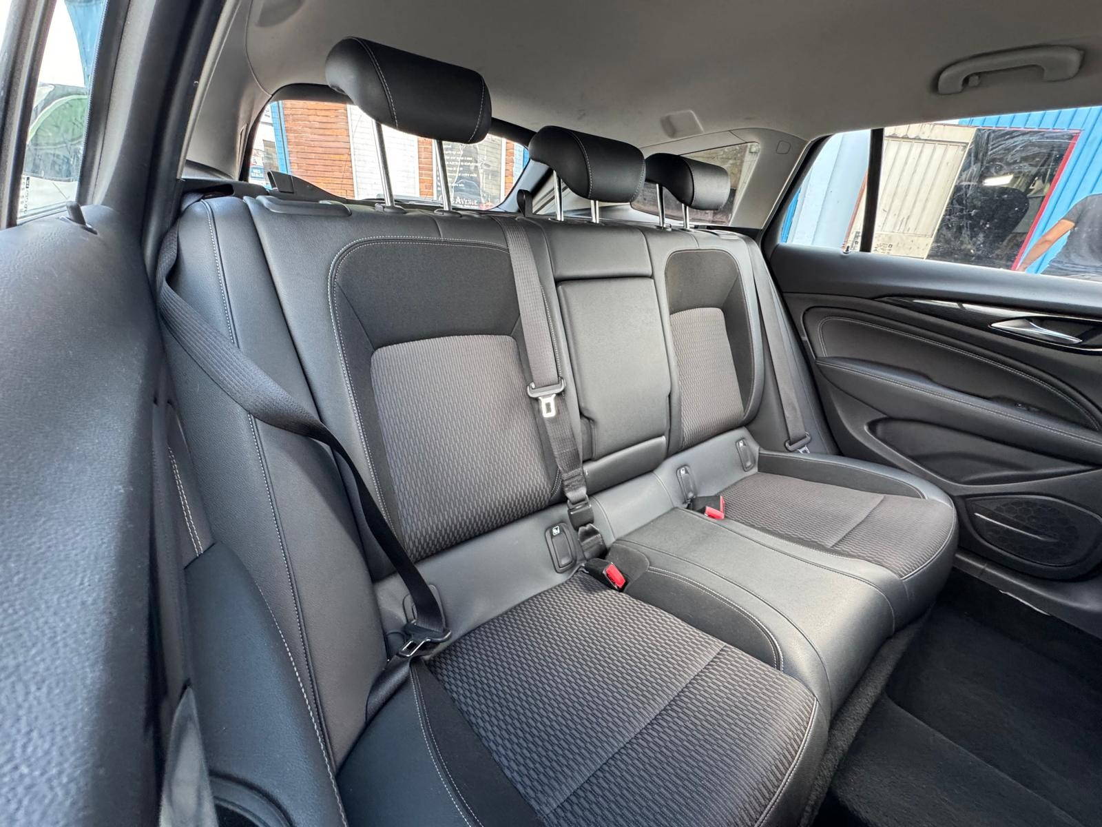 Opel Insignia B Sports Tourer - vue 1