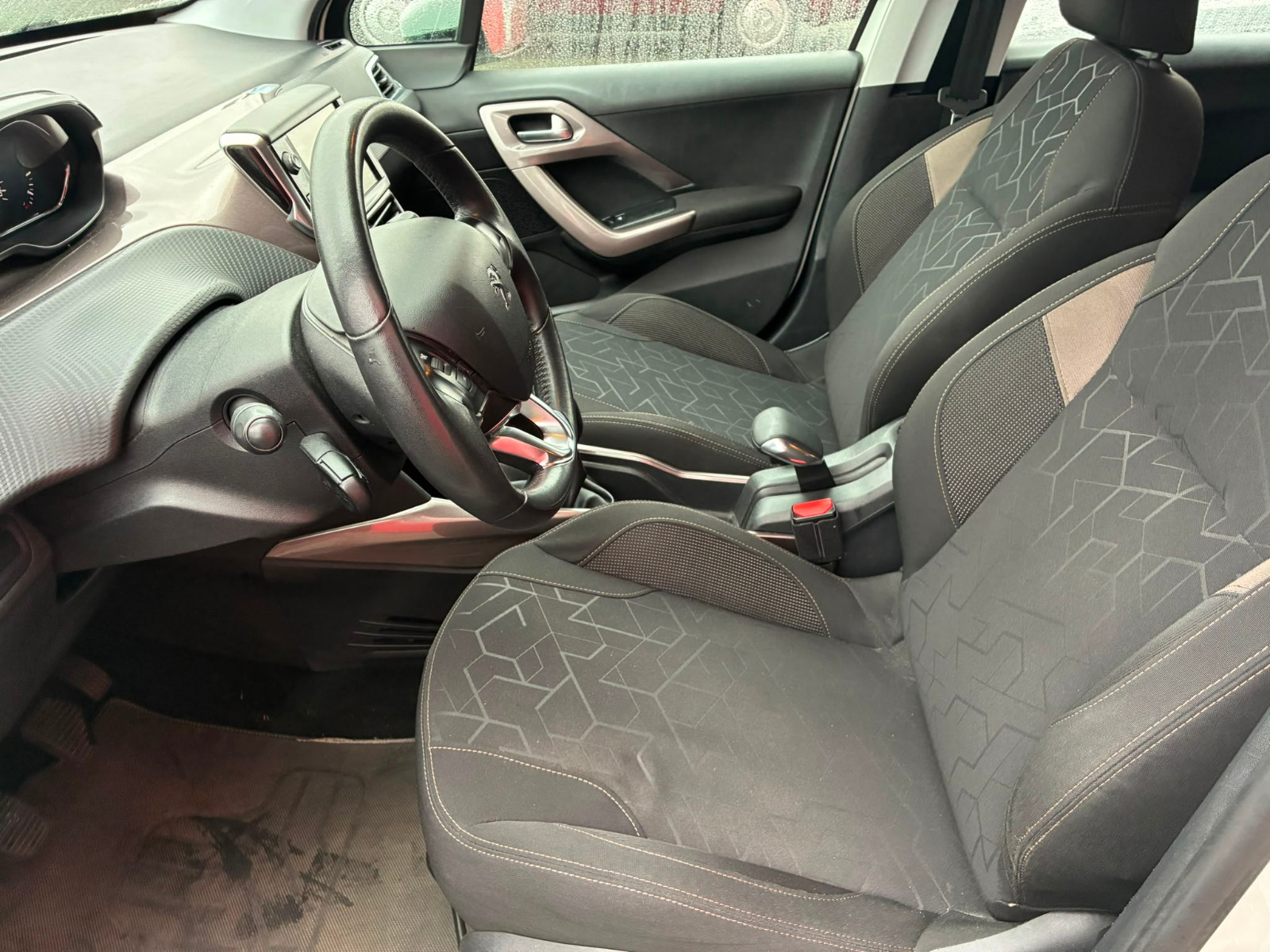 Peugeot 2008 Allure 1.2L 82cv – MOTEUR CHANGÉ 30 000KM – GARANTIE 12 MOIS — photo 11