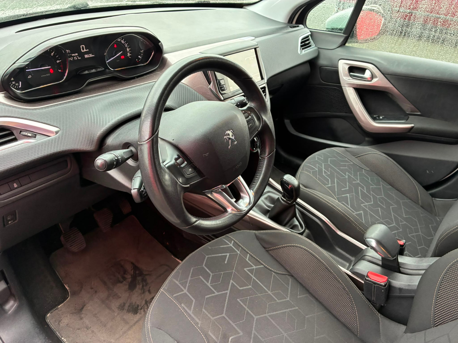 Peugeot 2008 Allure 1.2L 82cv – MOTEUR CHANGÉ 30 000KM – GARANTIE 12 MOIS — photo 12