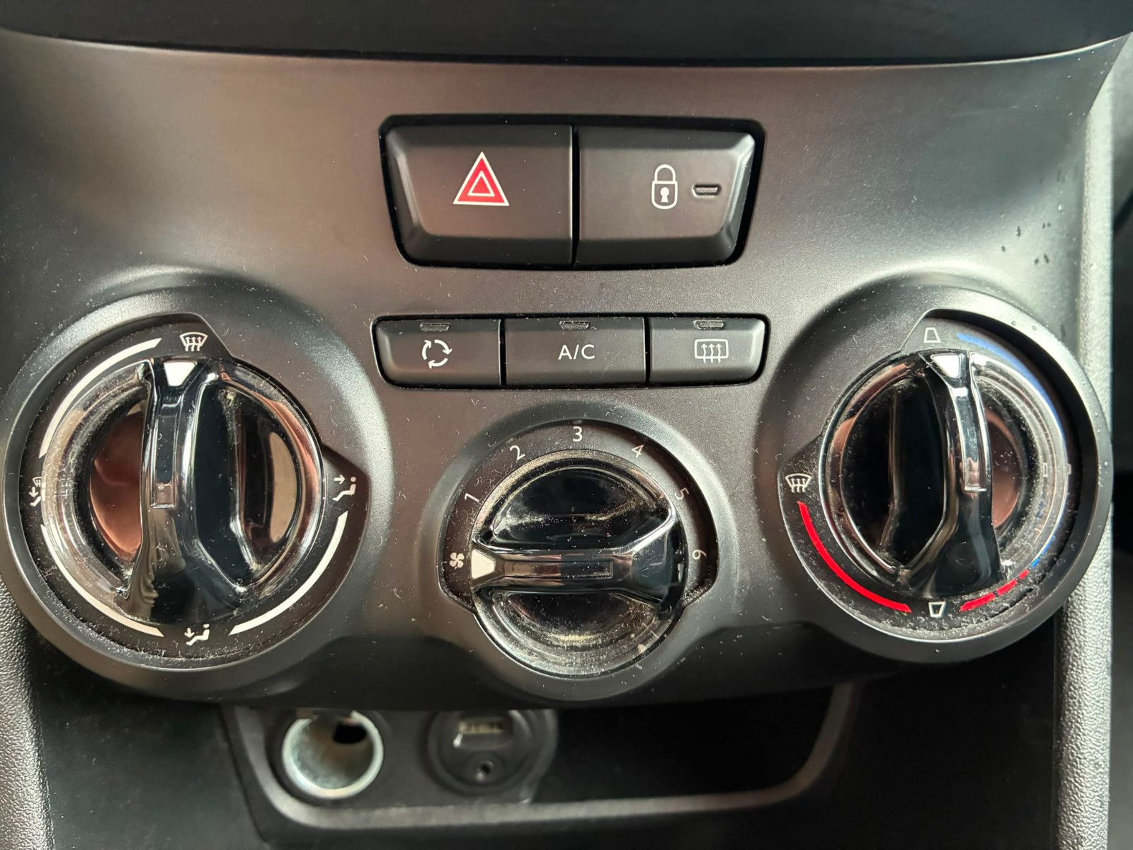 Peugeot 2008 Allure 1.2L 82cv – MOTEUR CHANGÉ 30 000KM – GARANTIE 12 MOIS — photo 27