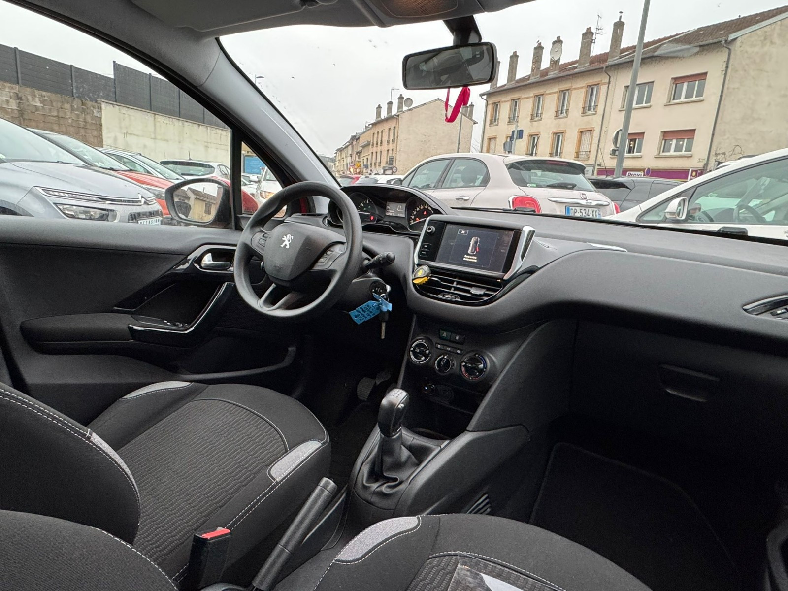 Peugeot 208 - vue 1