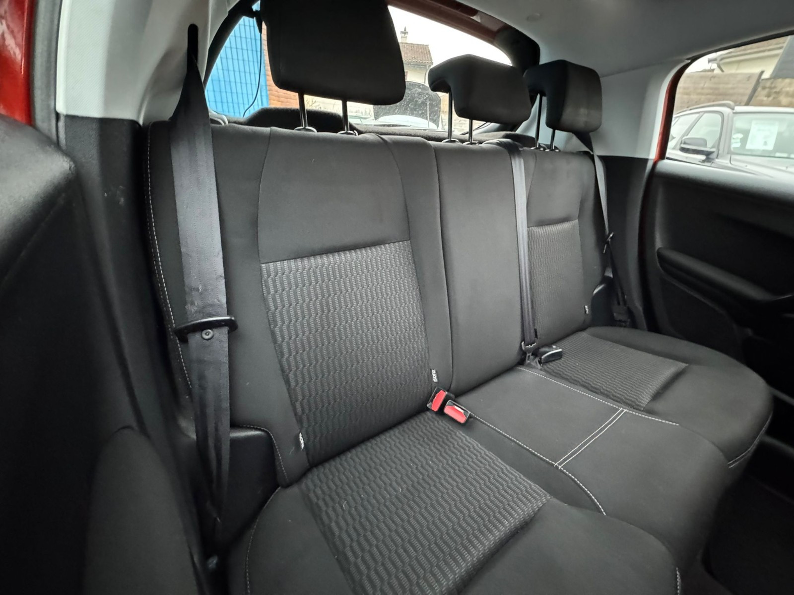 Peugeot 208 - vue 1