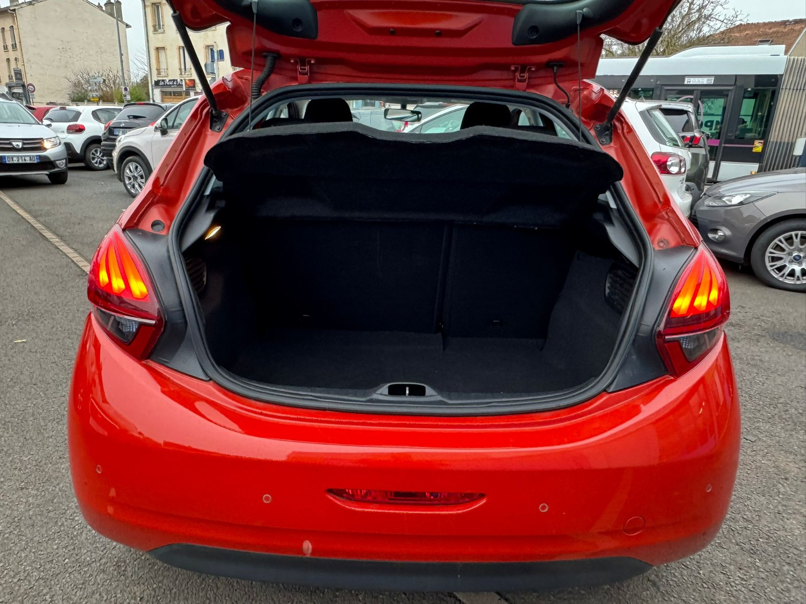 Peugeot 208 - vue 1