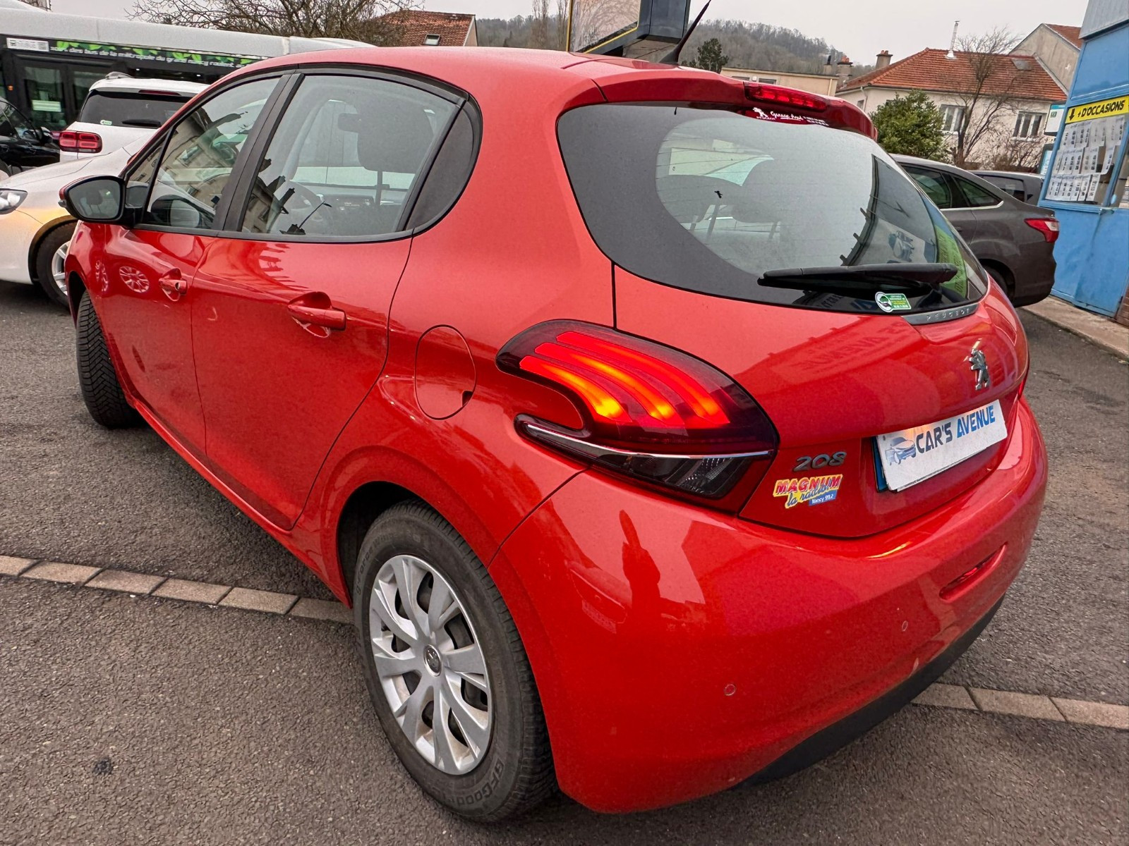 Peugeot 208 - vue 1