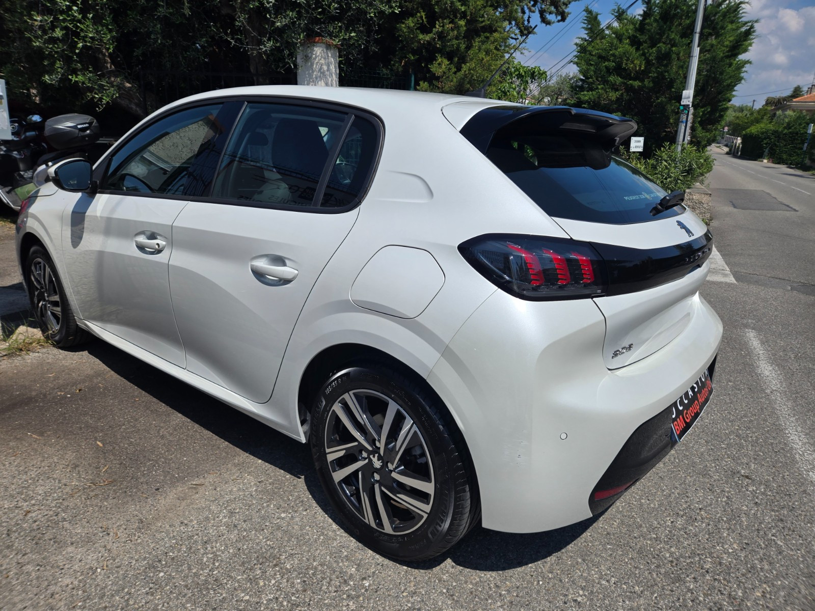 Peugeot 208 - vue 1