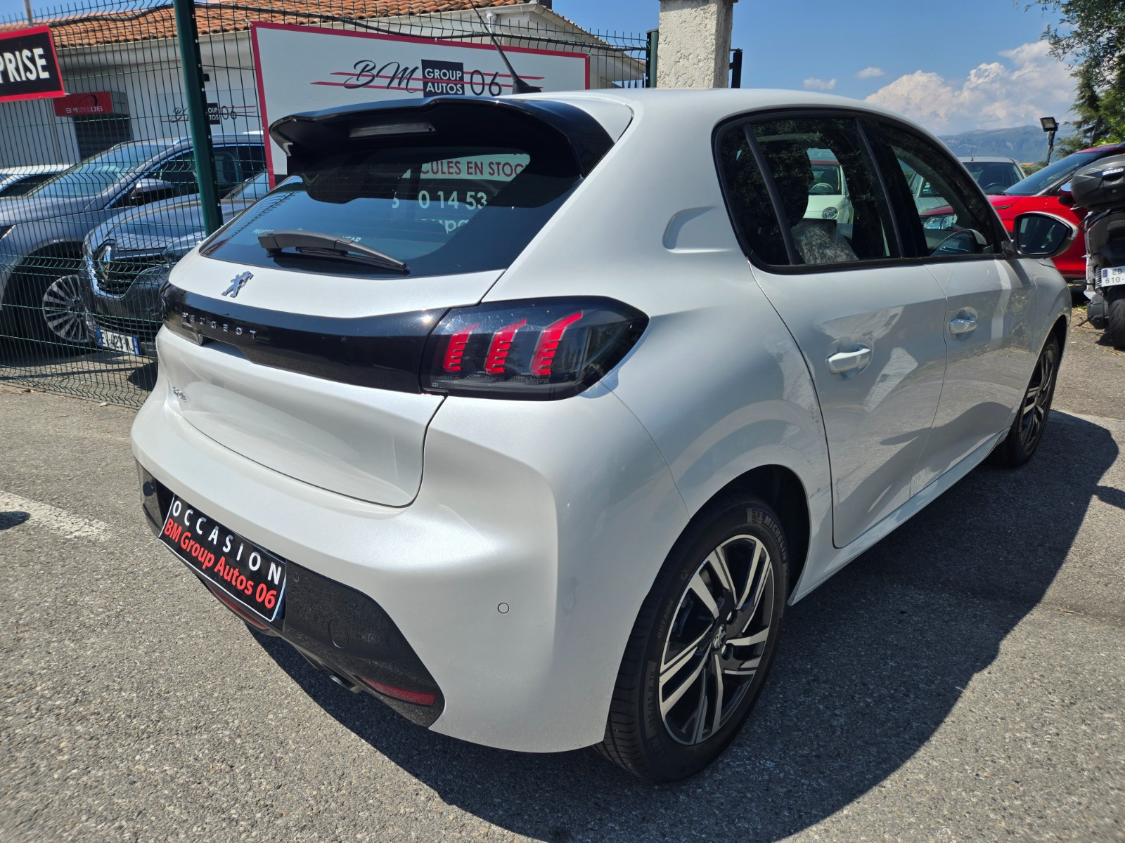 Peugeot 208 - vue 1