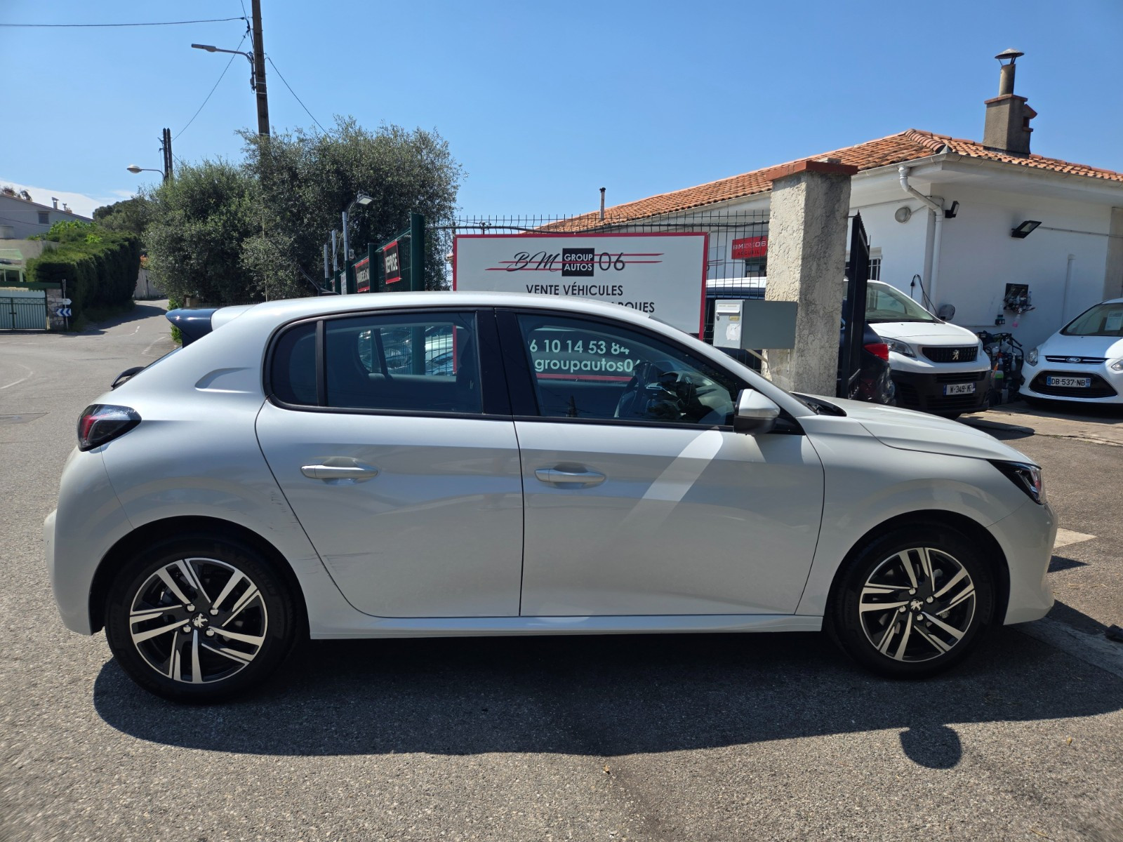 Peugeot 208 - vue 1
