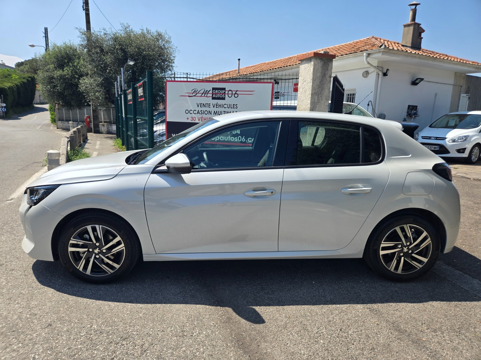 Peugeot 208 - vue 1