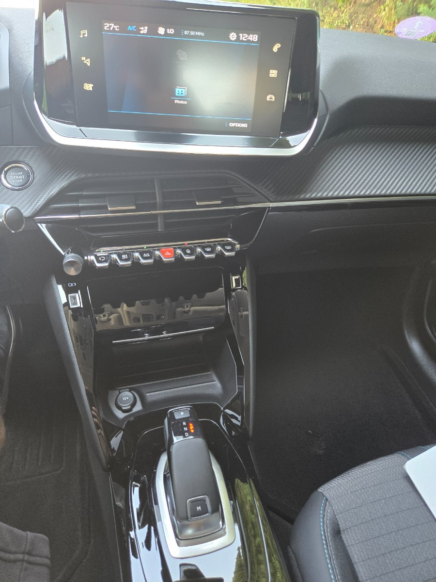 Peugeot 208 - vue 1
