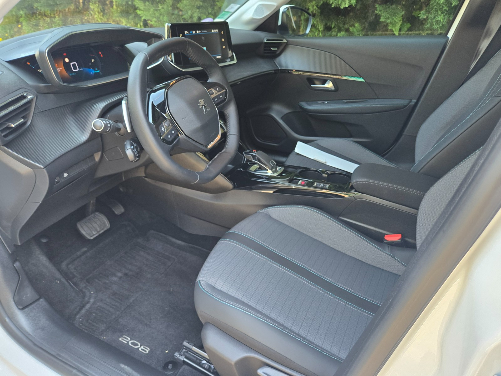 Peugeot 208 - vue 1