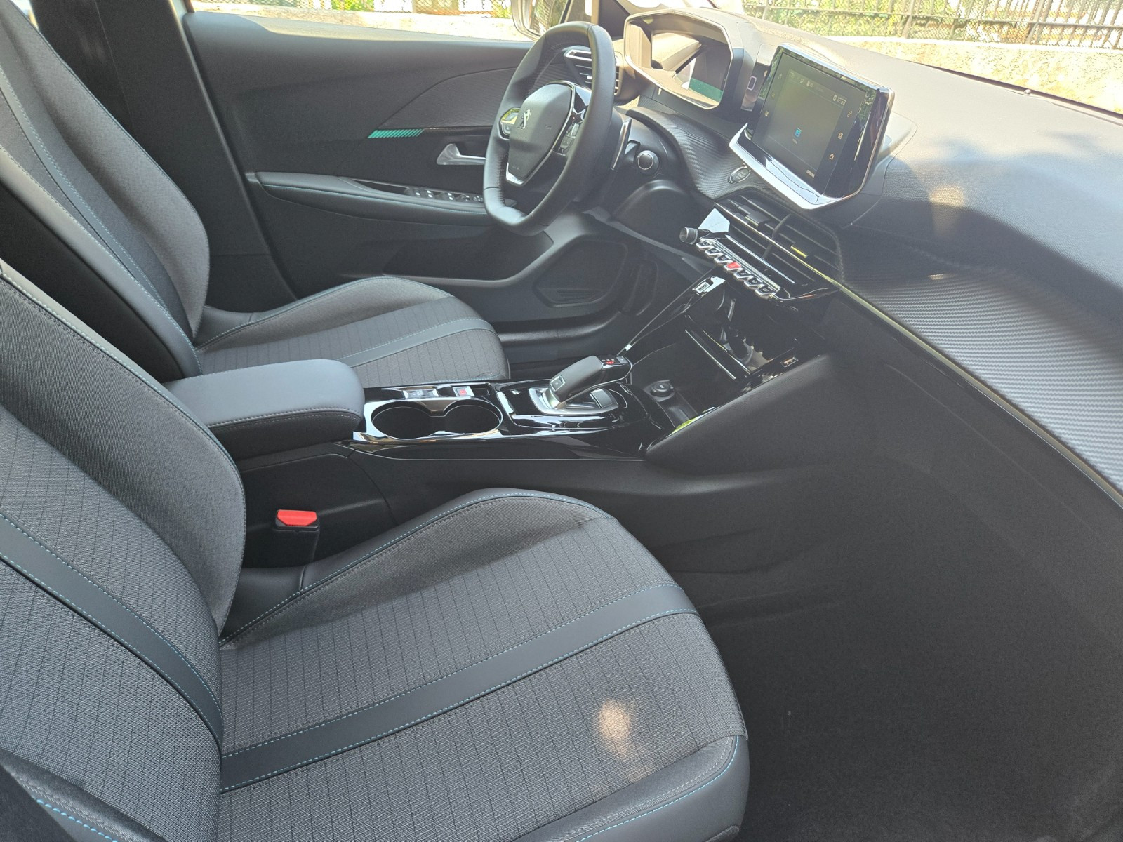 Peugeot 208 - vue 1