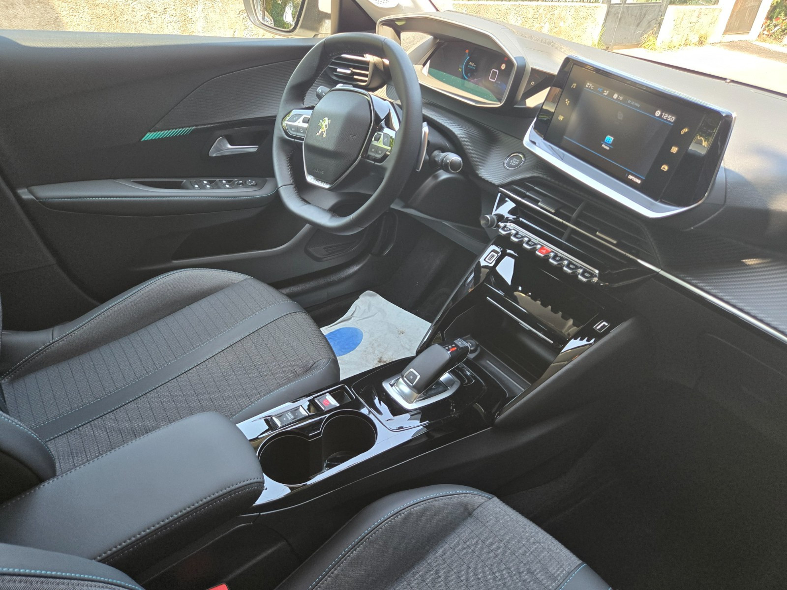 Peugeot 208 - vue 1