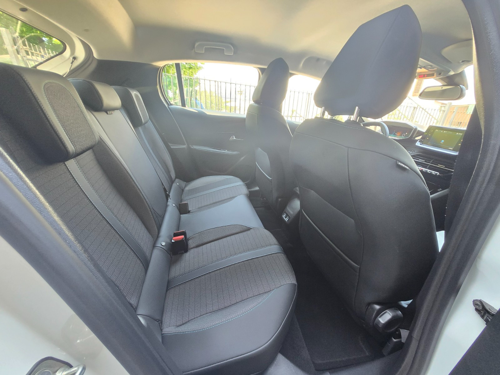 Peugeot 208 - vue 1