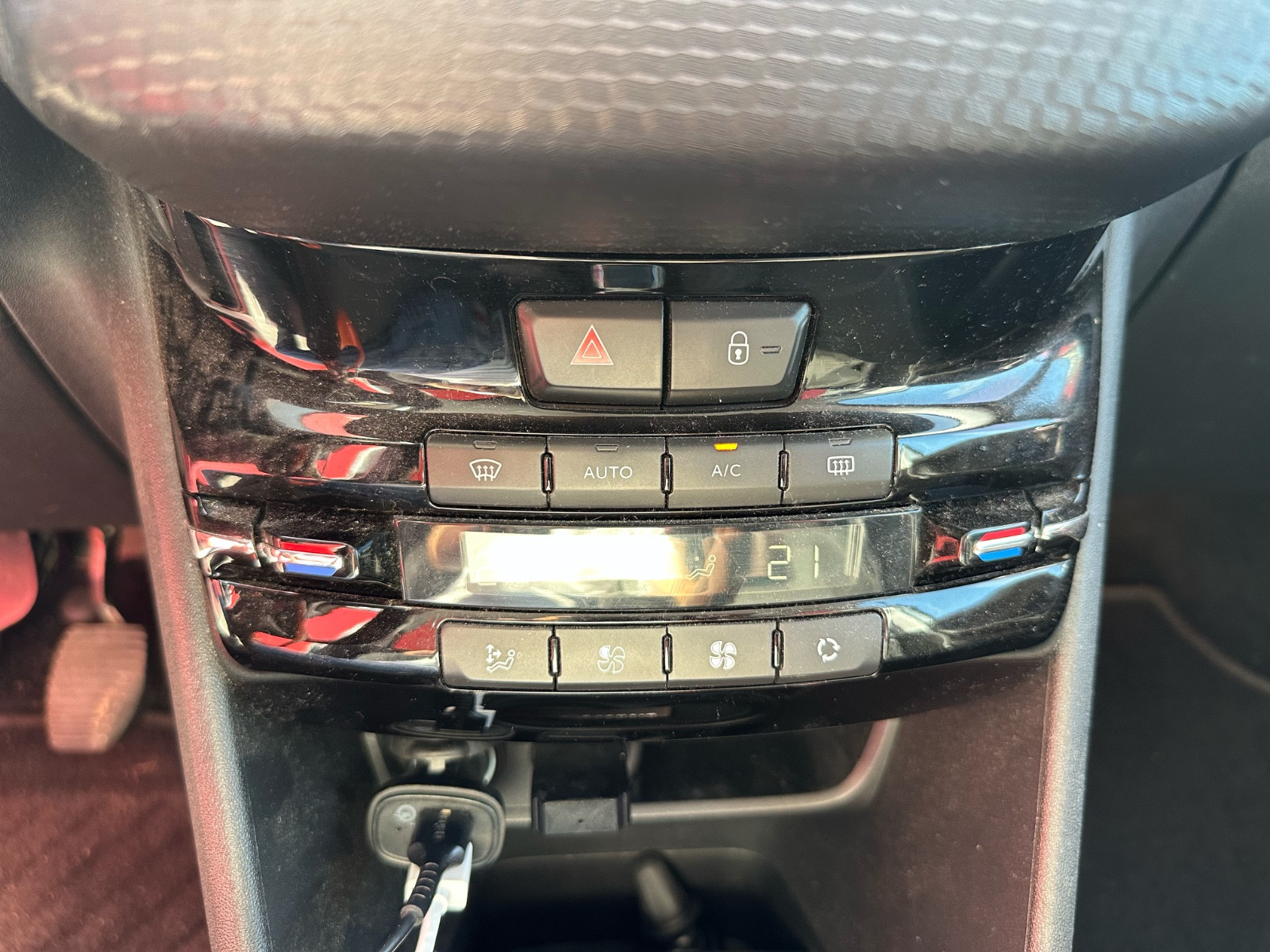 Peugeot 208 1.5 BLUE HDI 102 CH TECH EDITION – GARANTIE 12 MOIS — photo 30
