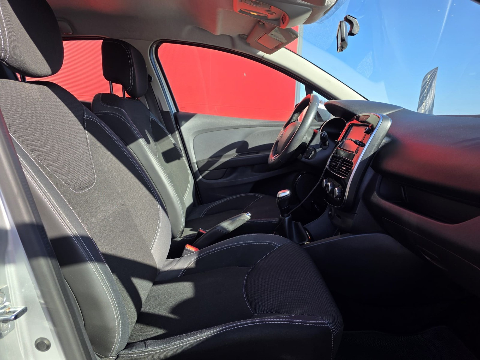 Renault Clio IV 1.5 dCi 90ch energy Zen 5p -Garantie 12 mois- — photo 13