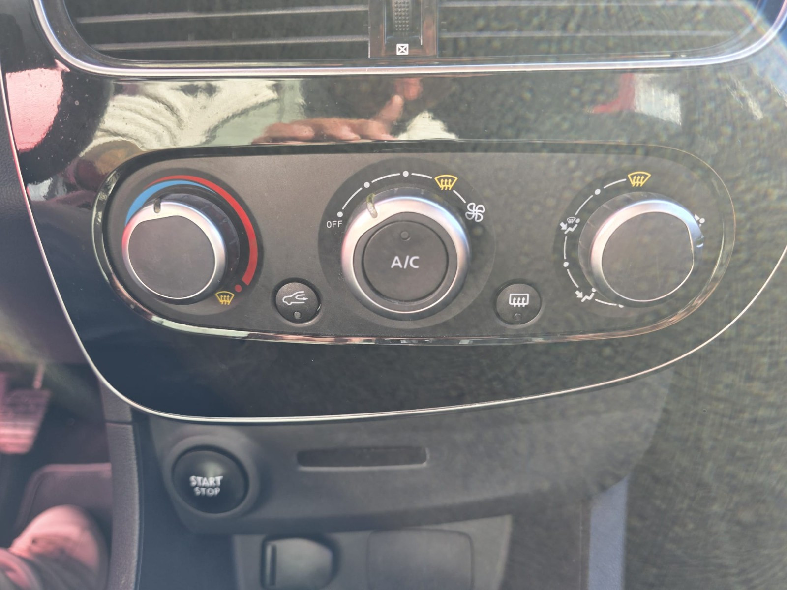 Renault Clio IV 1.5 dCi 90ch energy Zen 5p -Garantie 12 mois- — photo 24