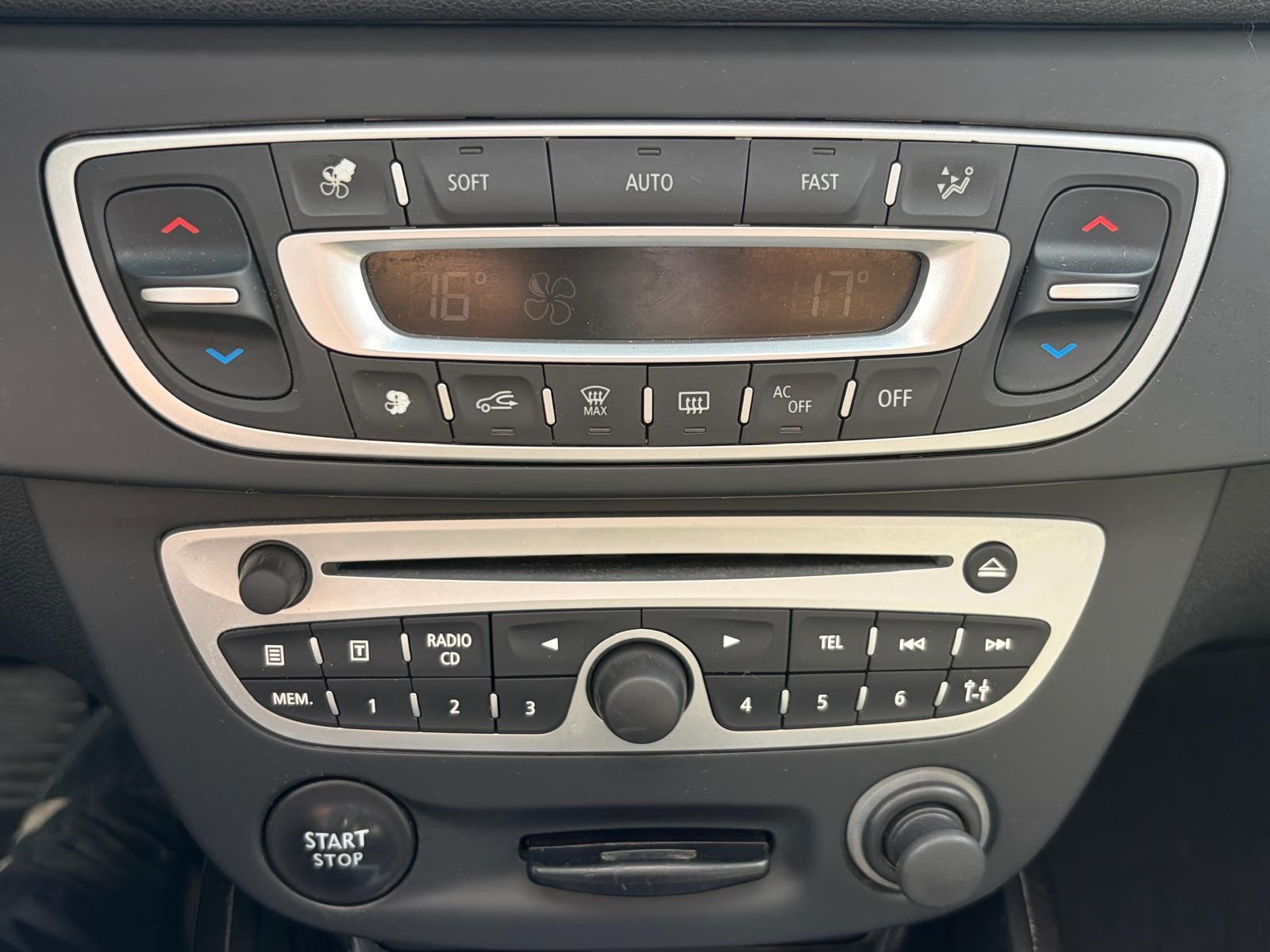 Renault MEGANE III BERLINE - vue 1