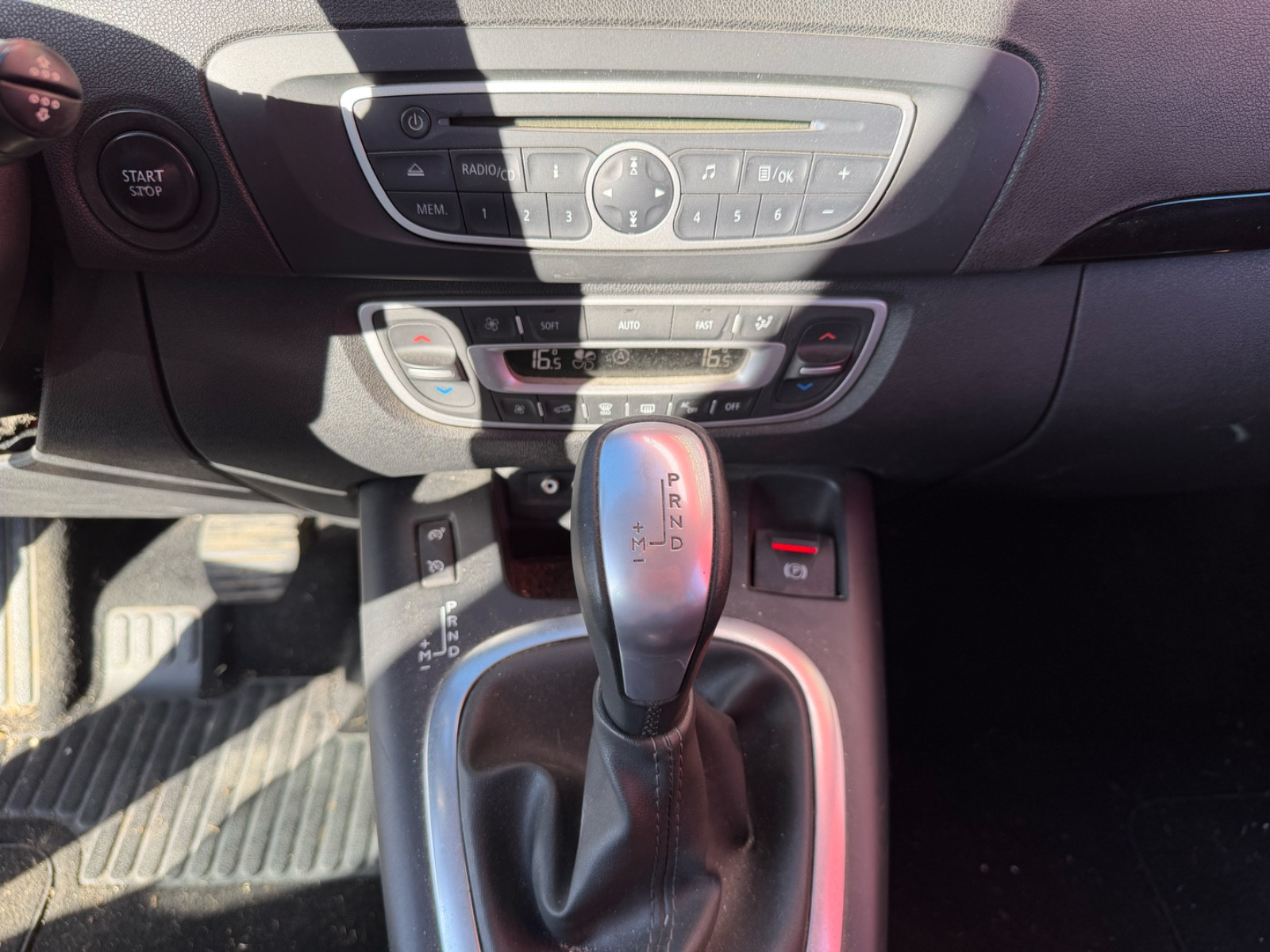 Renault Scénic 1.5 dCi 110ch FAP Privilège EDC Euro5 — photo 20