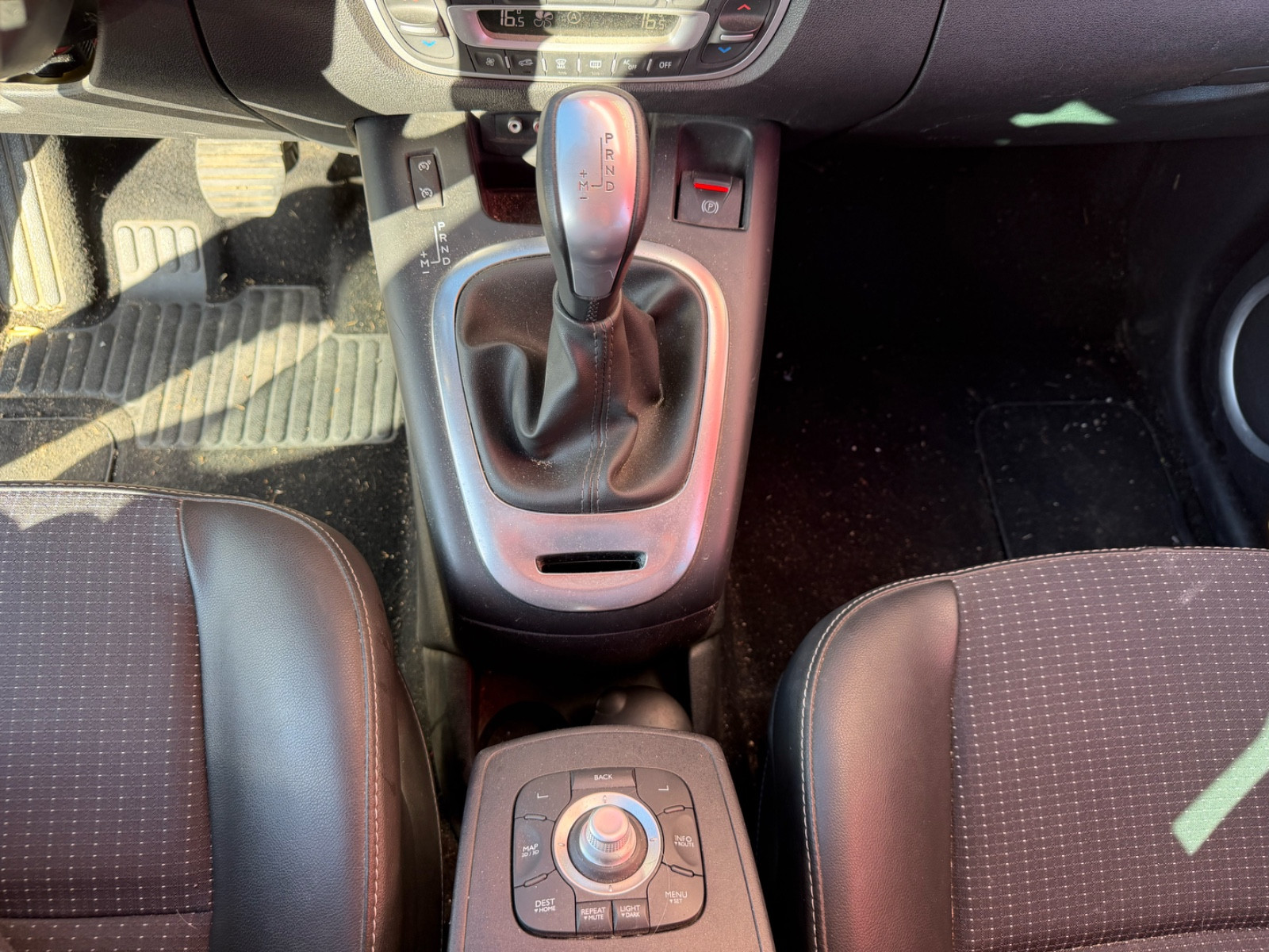 Renault Scénic 1.5 dCi 110ch FAP Privilège EDC Euro5 — photo 21
