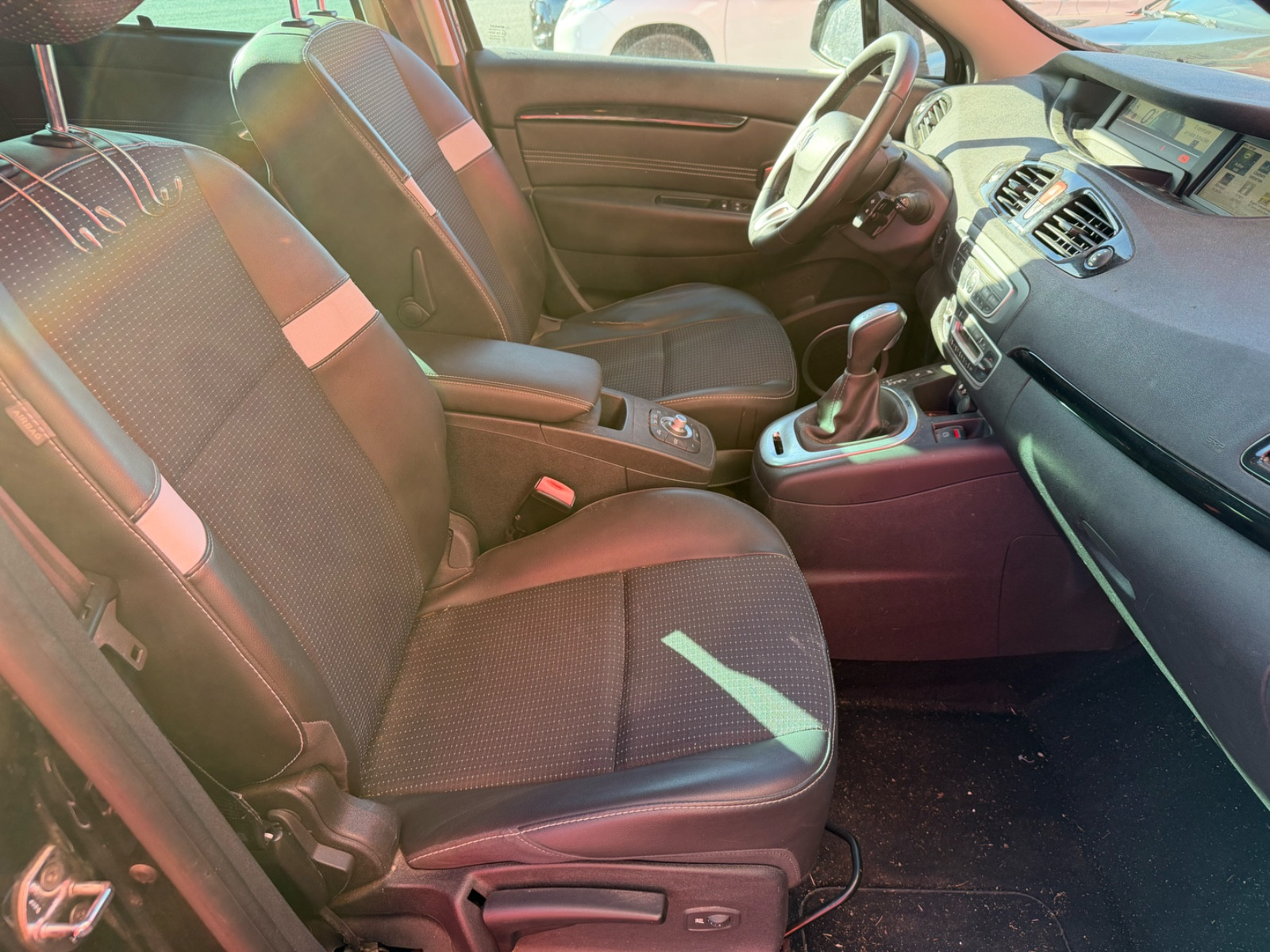 Renault Scénic 1.5 dCi 110ch FAP Privilège EDC Euro5 — photo 23