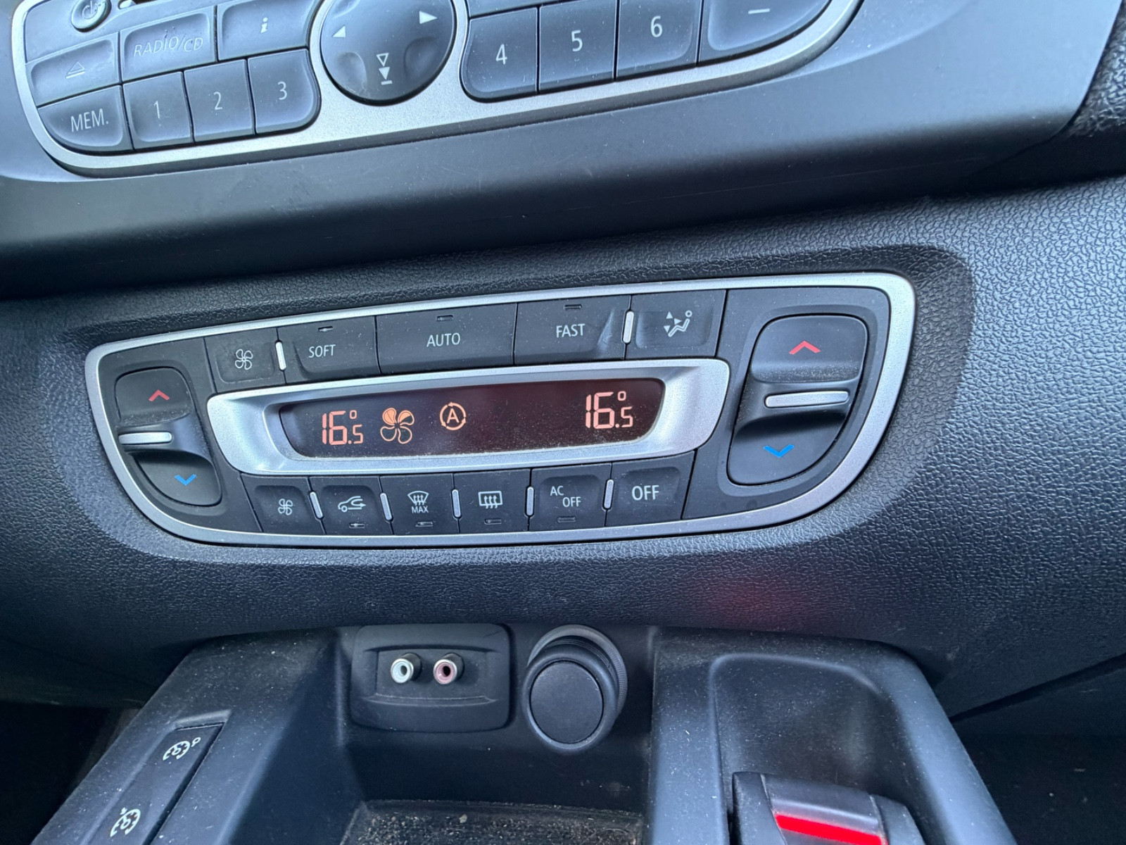 Renault Scénic 1.5 dCi 110ch FAP Privilège EDC Euro5 — photo 31