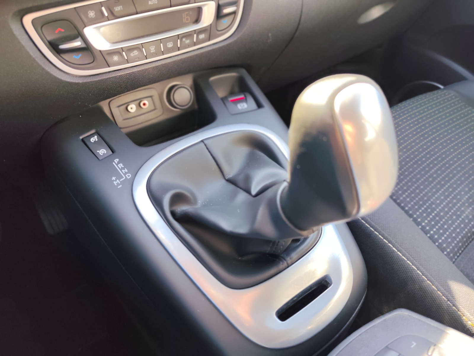 Renault SCENIC III DCI 110 FAP ECO2 DYNAMIQUE EURO 5 EDC - vue 1