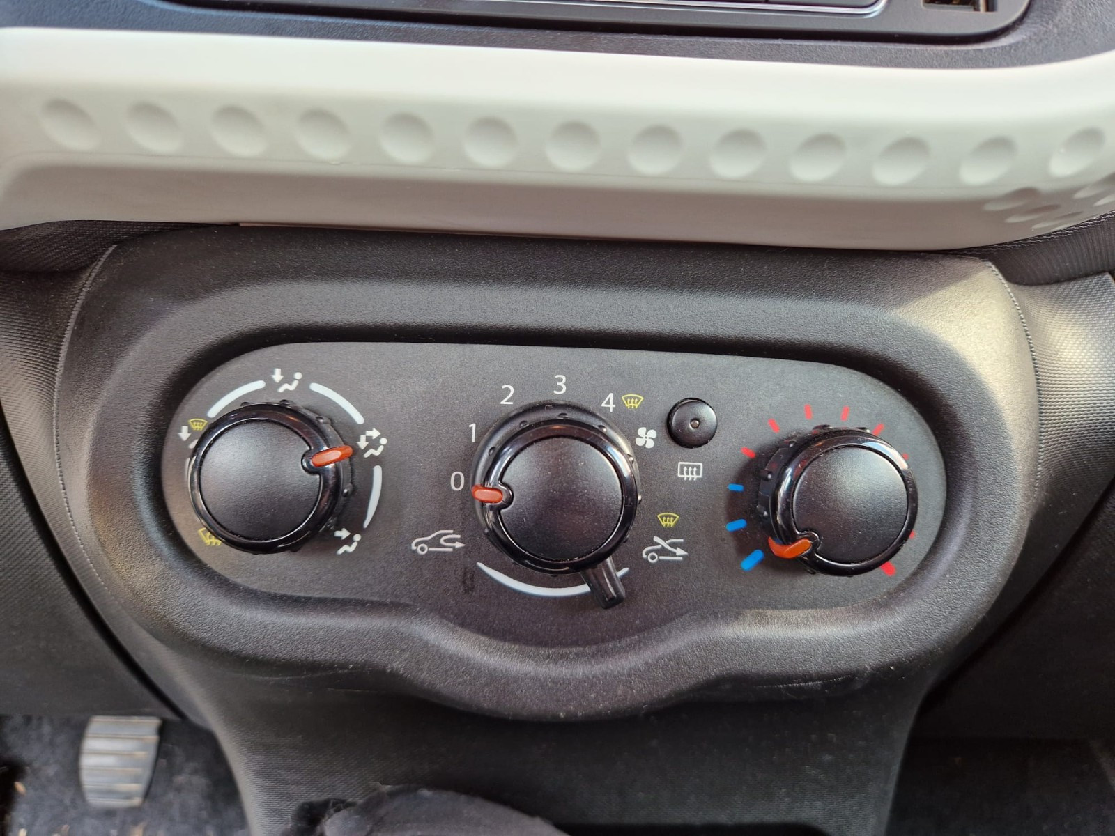 Renault TWINGO III PH 2 1.0 65CV – GARANTIE 12 MOIS — photo 26