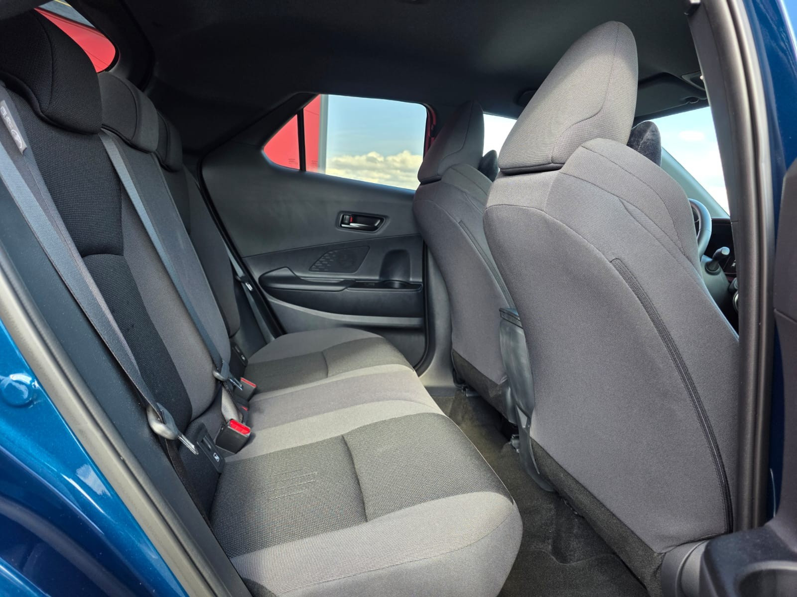 Toyota C-HR 1.8 Hybride 140 ch Design MY25 ***1ere Main*** — photo 16