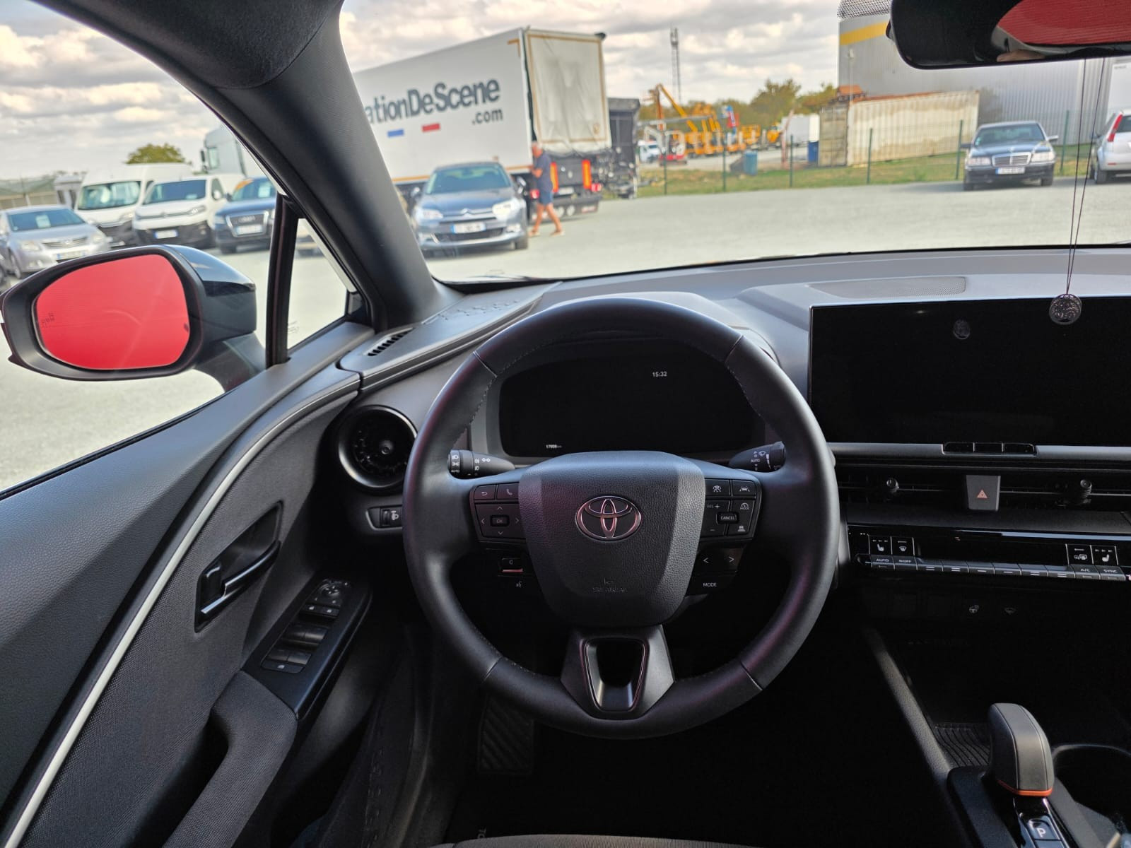 Toyota C-HR 1.8 Hybride 140 ch Design MY25 ***1ere Main*** — photo 17