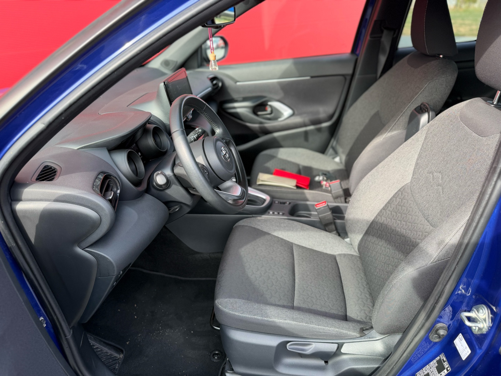 Toyota Yaris 116h Design MY22 — photo 11