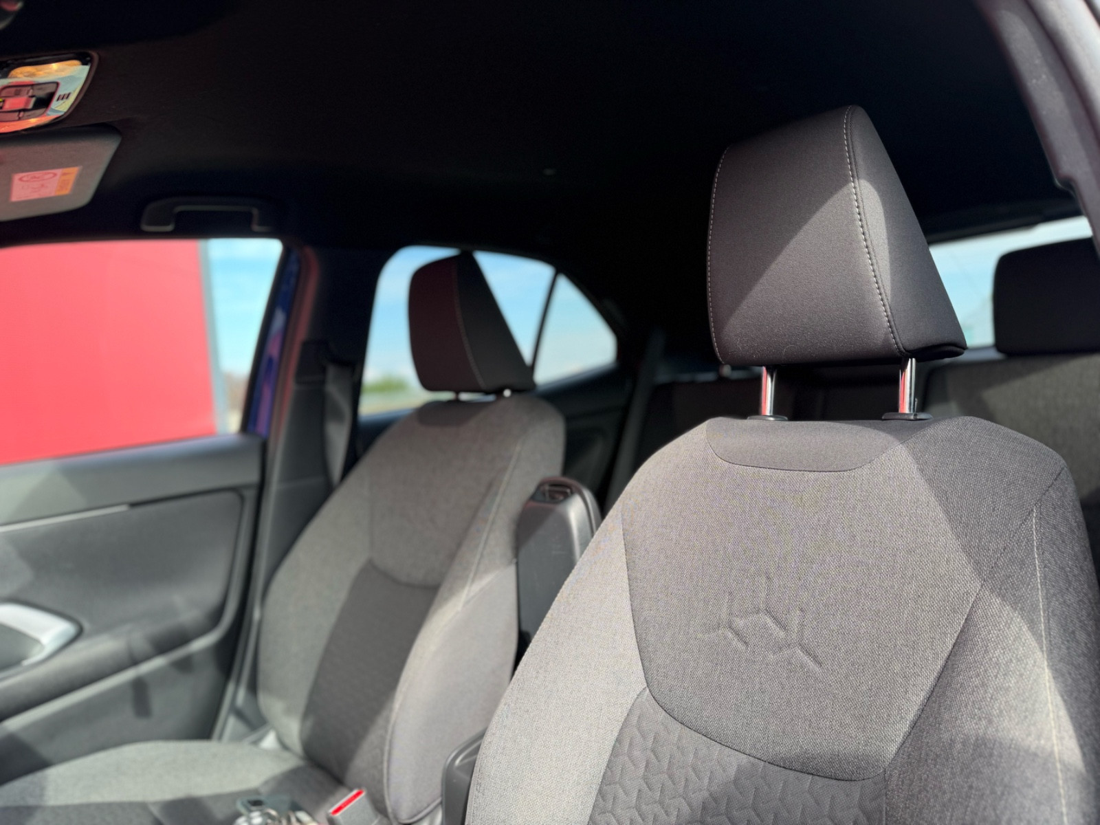 Toyota Yaris 116h Design MY22 — photo 12