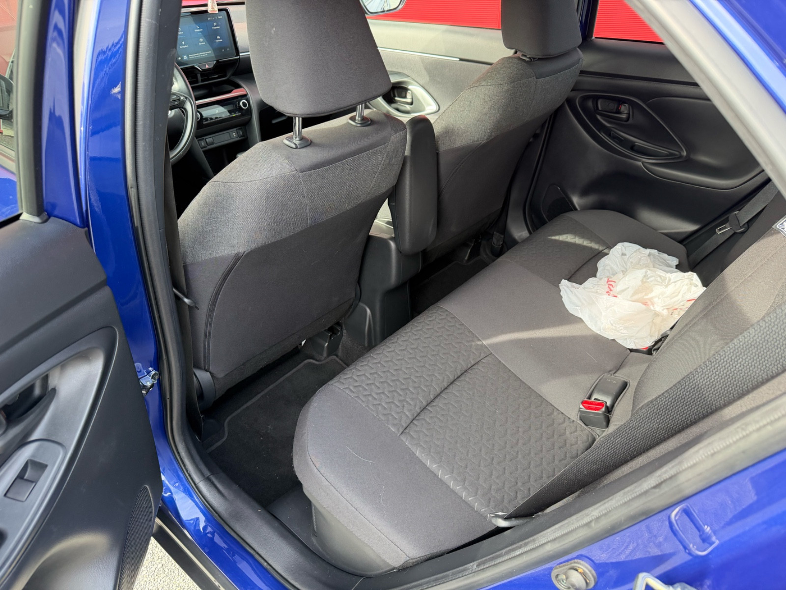 Toyota Yaris 116h Design MY22 — photo 14