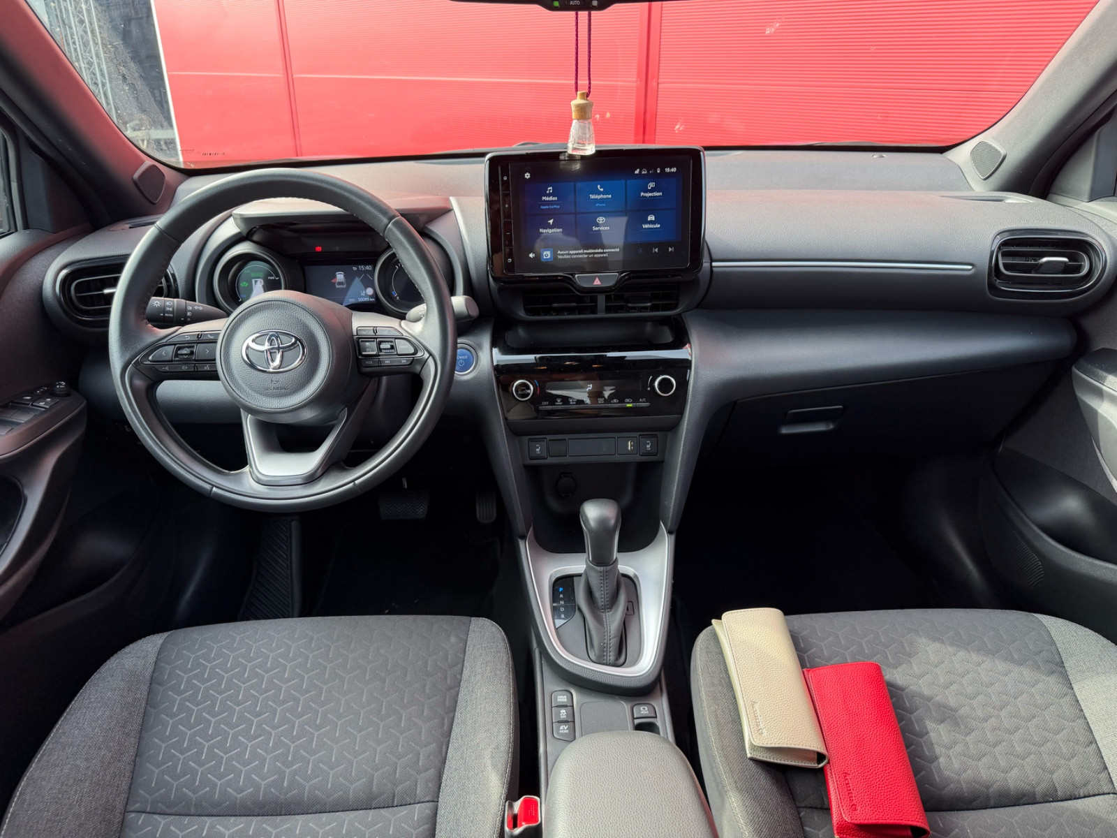Toyota Yaris 116h Design MY22 — photo 16
