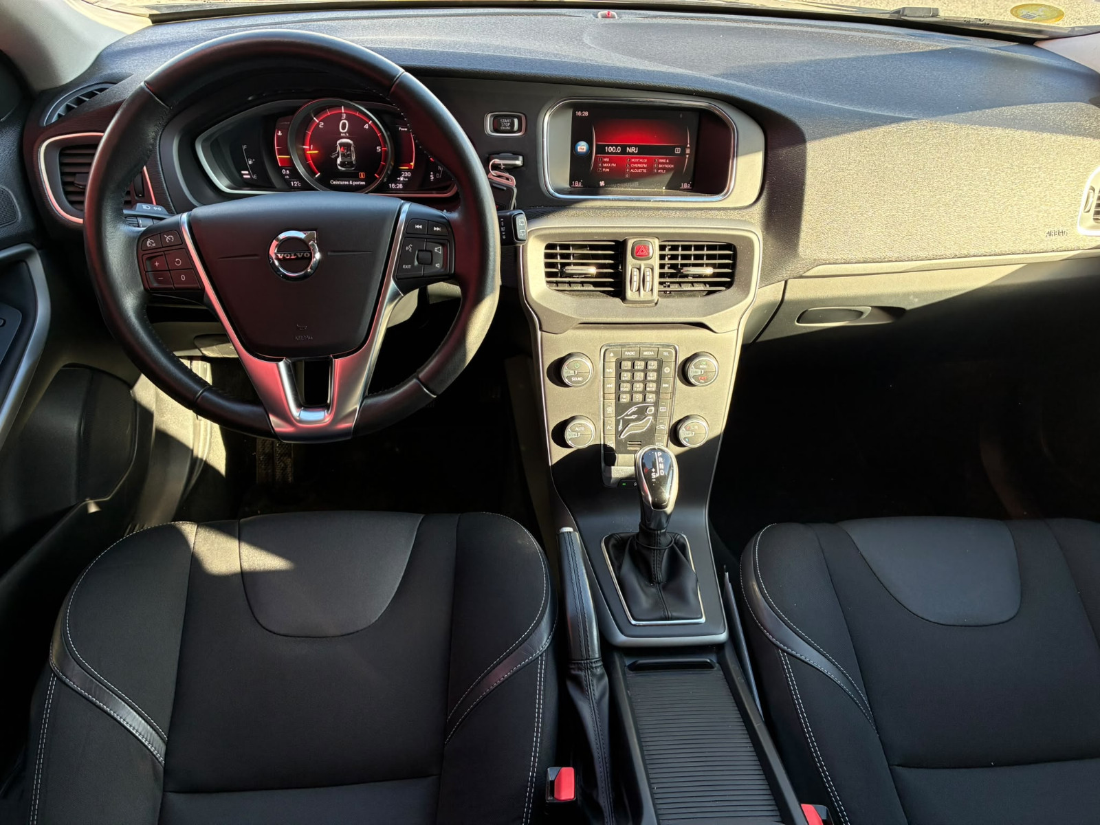 Volvo V40 D2 120ch Momentum Geartronic — photo 9