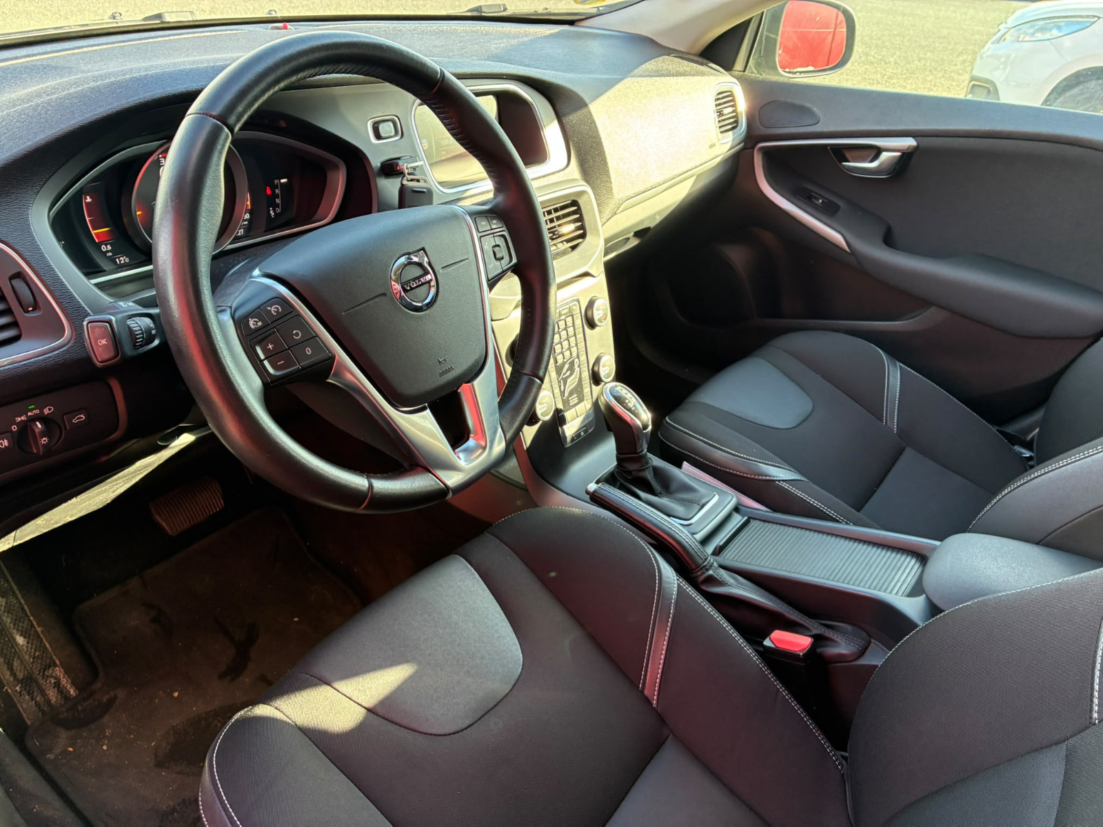 Volvo V40 D2 120ch Momentum Geartronic — photo 12