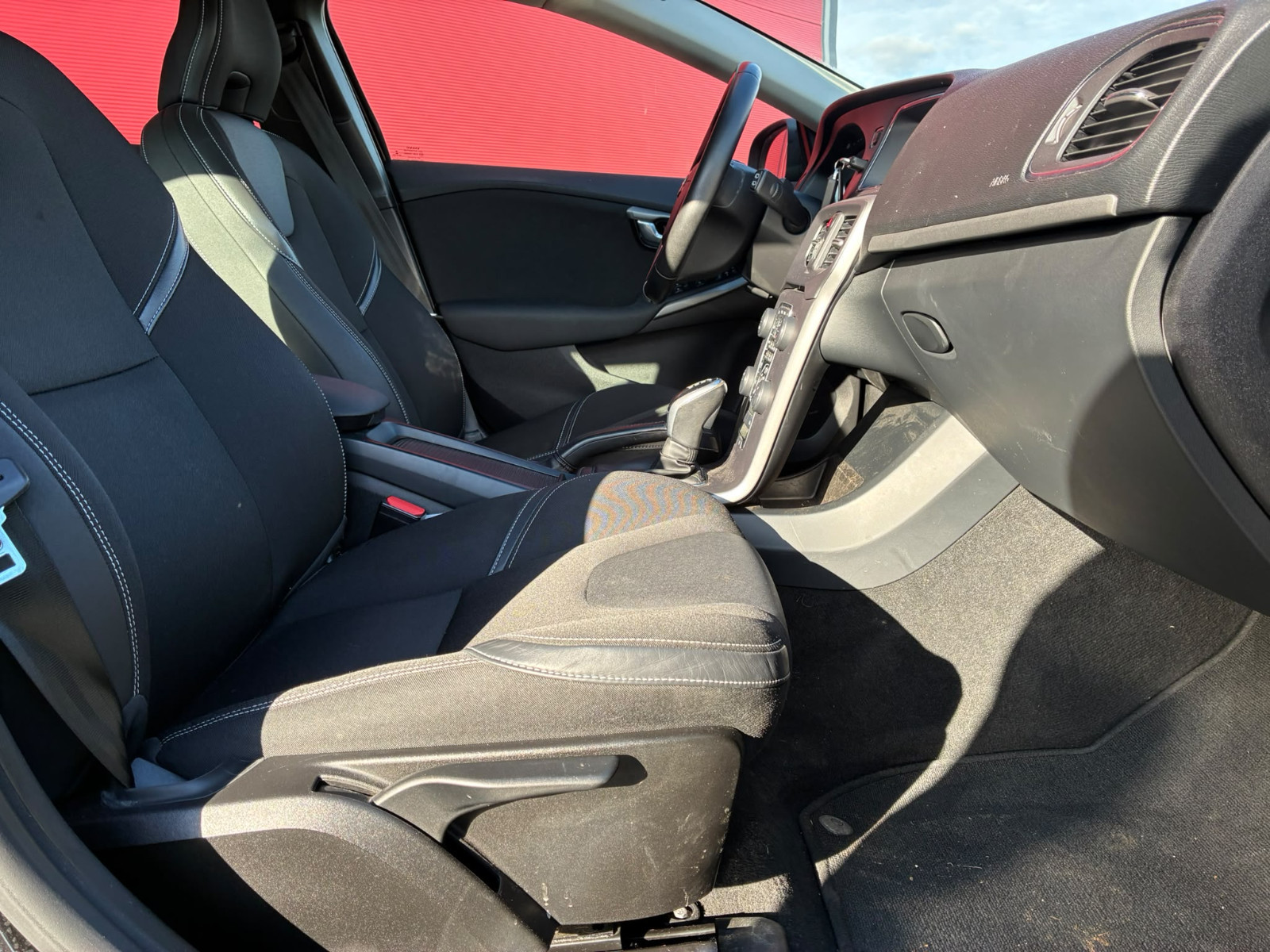 Volvo V40 D2 120ch Momentum Geartronic — photo 14