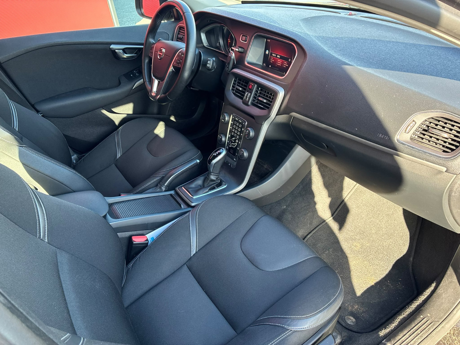 Volvo V40 D2 120ch Momentum Geartronic — photo 17