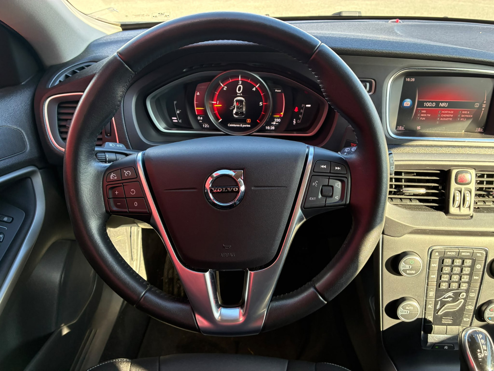 Volvo V40 D2 120ch Momentum Geartronic — photo 21