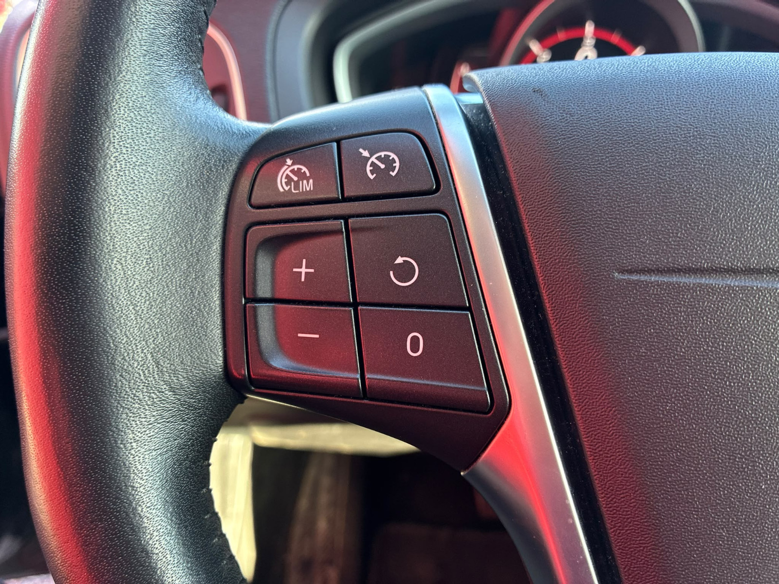 Volvo V40 D2 120ch Momentum Geartronic — photo 22