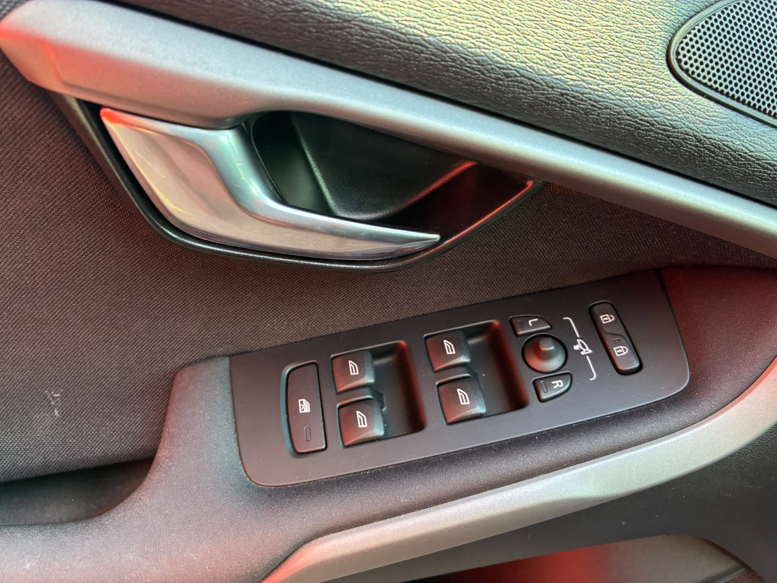 Volvo V40 D2 120ch Momentum Geartronic — photo 32