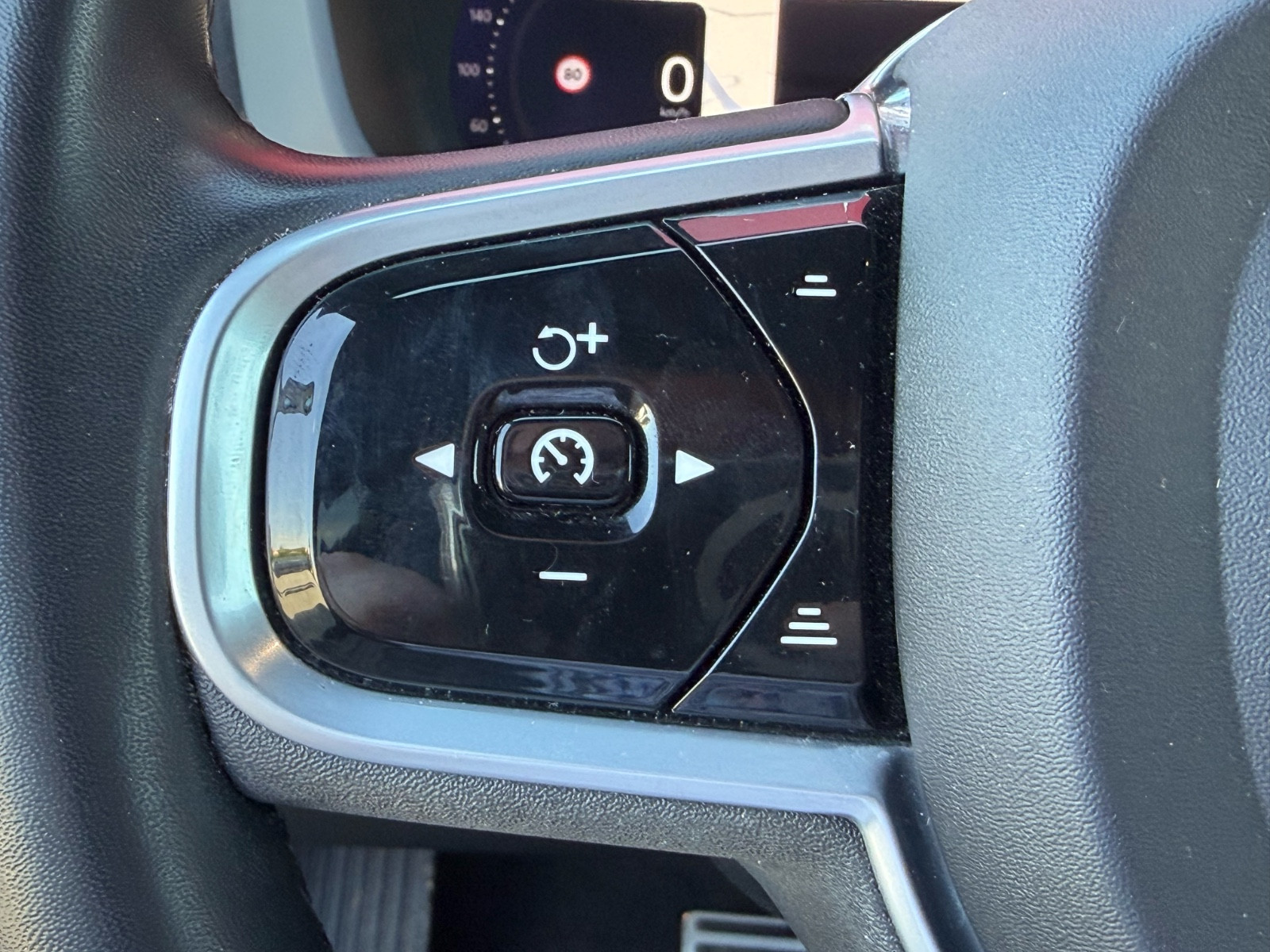 Volvo XC60 2.0 T6 HYBRID 340 CH R-DESIGN – GARANTIE 12 MOIS — photo 15